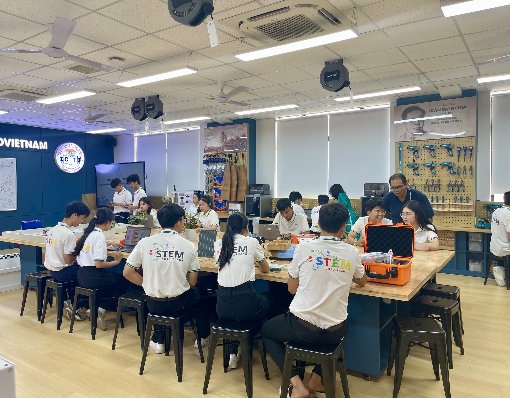 Petrovietnam đầu tư 3 ph&ograve;ng học STEM cho 3 trường học tại TPHCM - Ảnh 3.