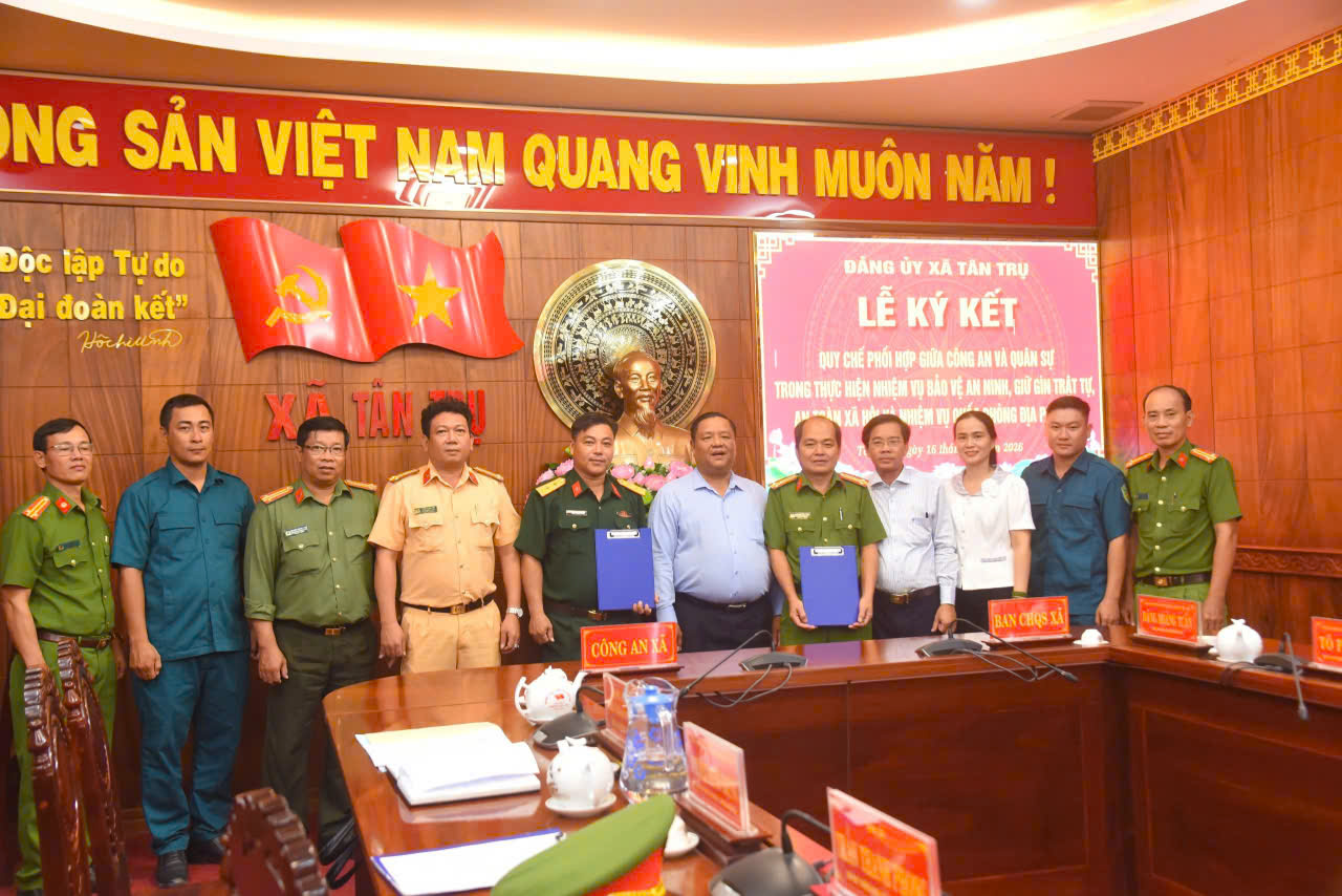 T&acirc;y Ninh: Hai lực lượng n&ograve;ng cốt ở x&atilde; T&acirc;n Trụ tạo l&aacute; chắn vững chắc để người d&acirc;n vui Xu&acirc;n, đ&oacute;n Tết - Ảnh 1.