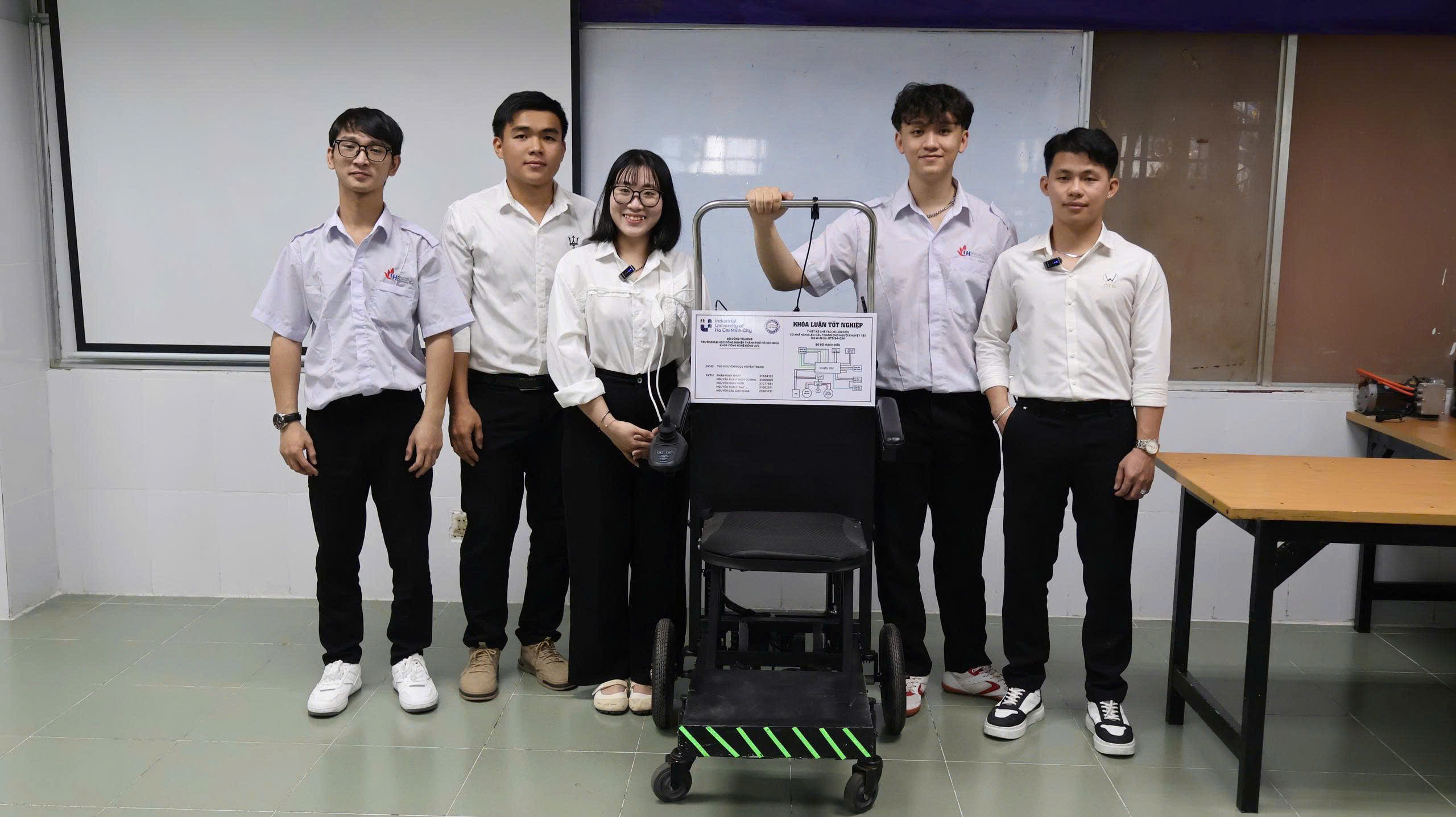 Xe lăn leo cầu thang gi&aacute; thấp: Giải ph&aacute;p cho người khuyết tật tại Việt Nam - Ảnh 2.