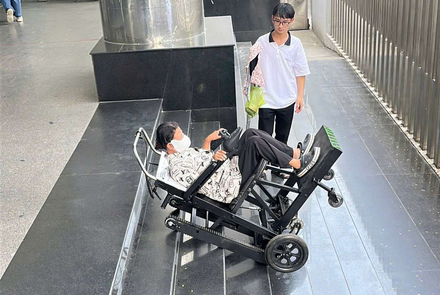 Xe lăn leo cầu thang gi&aacute; thấp: Giải ph&aacute;p cho người khuyết tật tại Việt Nam - Ảnh 1.