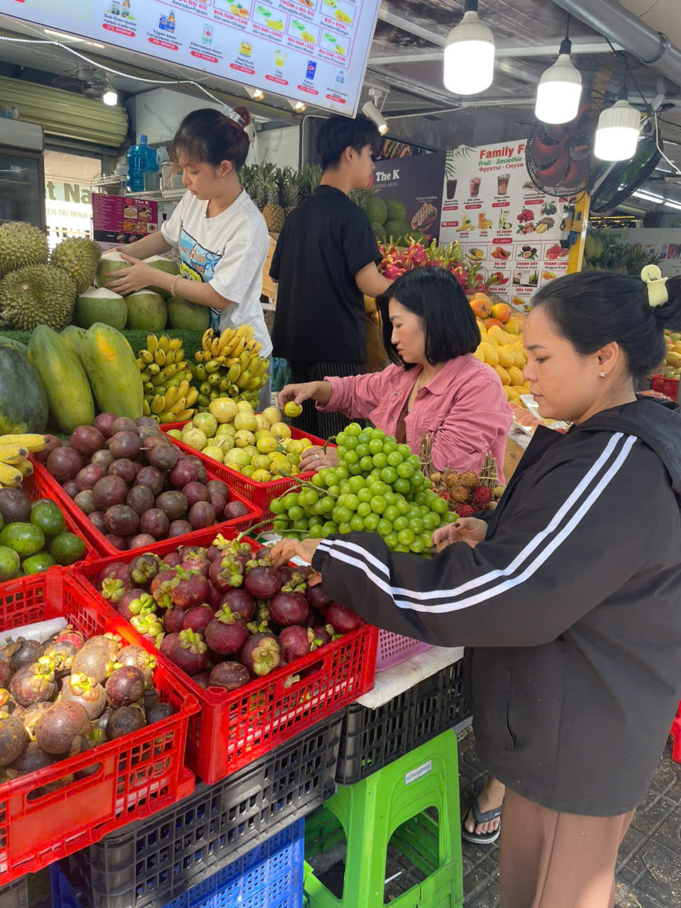 Vụ xô xát gần trụ sở UBND tỉnh Khánh Hòa: Chủ đầu tư quản lý ki-ốt bất ngờ kêu cứu - Ảnh 1.