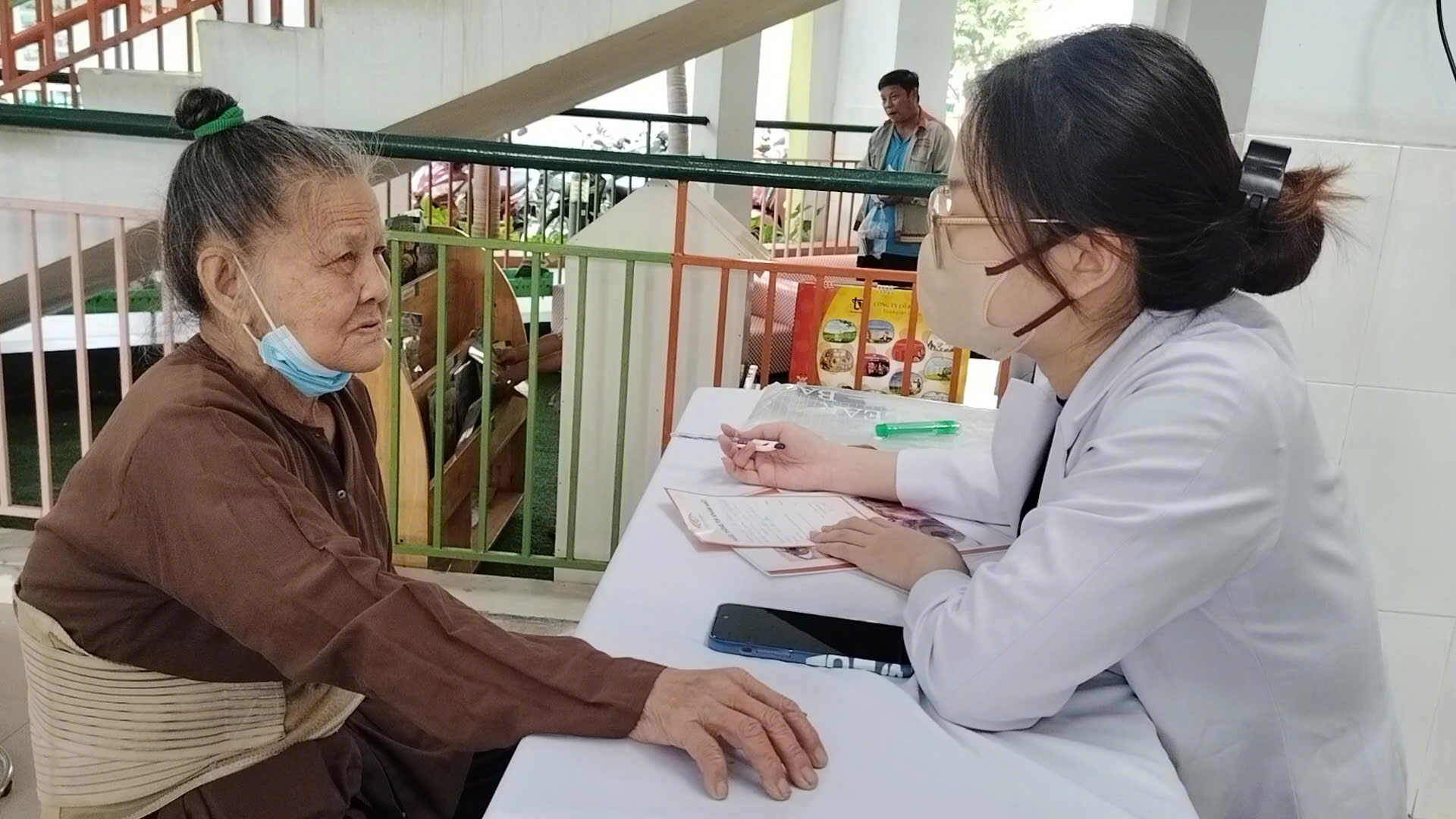 Chăm sóc sức khỏe miễn phí cho người cao tuổi, người yếu thế - Ảnh 1.