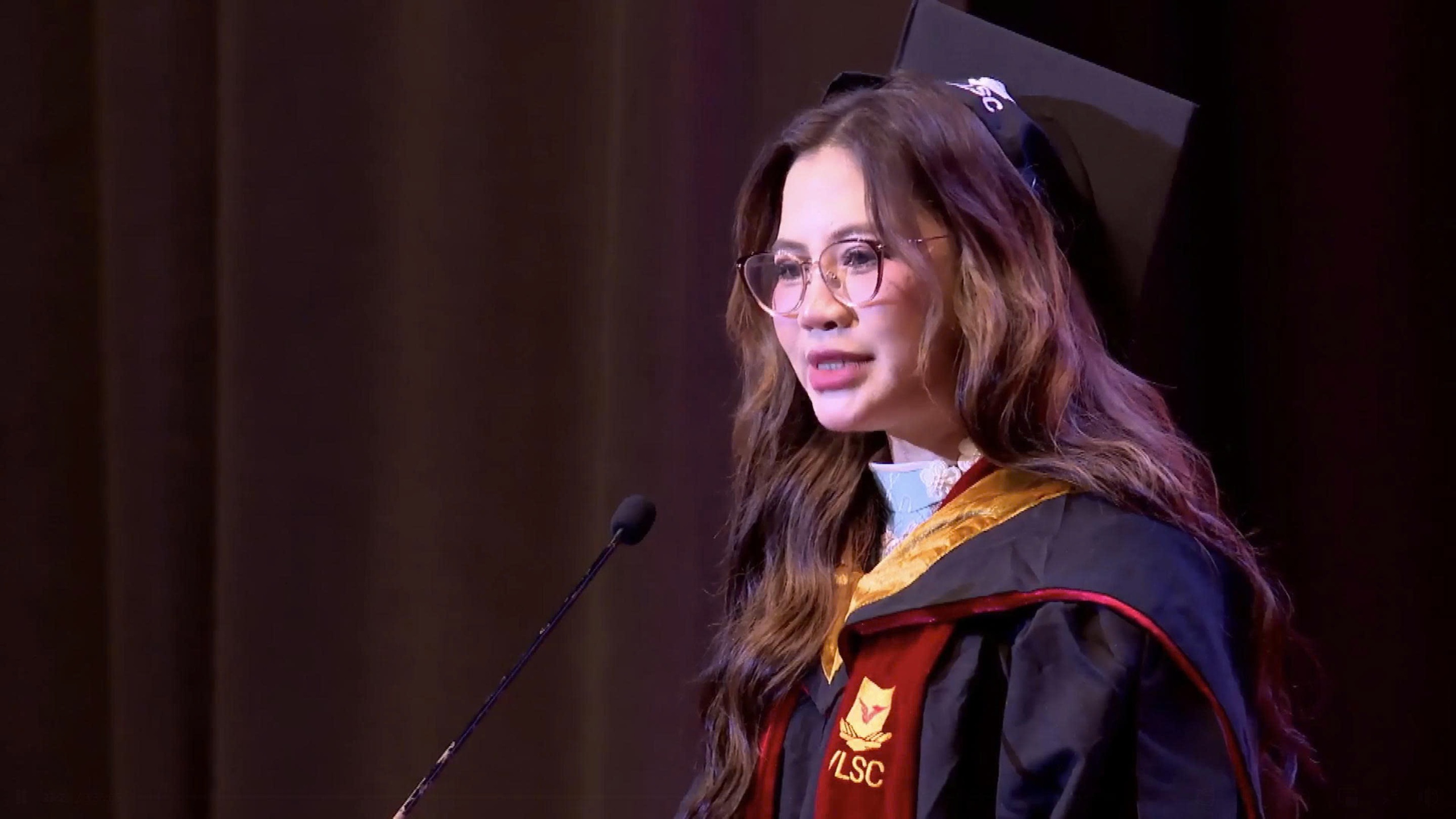 Tân khoa 40 tuổi bật khóc trong ngày tốt nghiệp: "Cuộc đời tôi đã chia làm 2 nửa" - Ảnh 1.