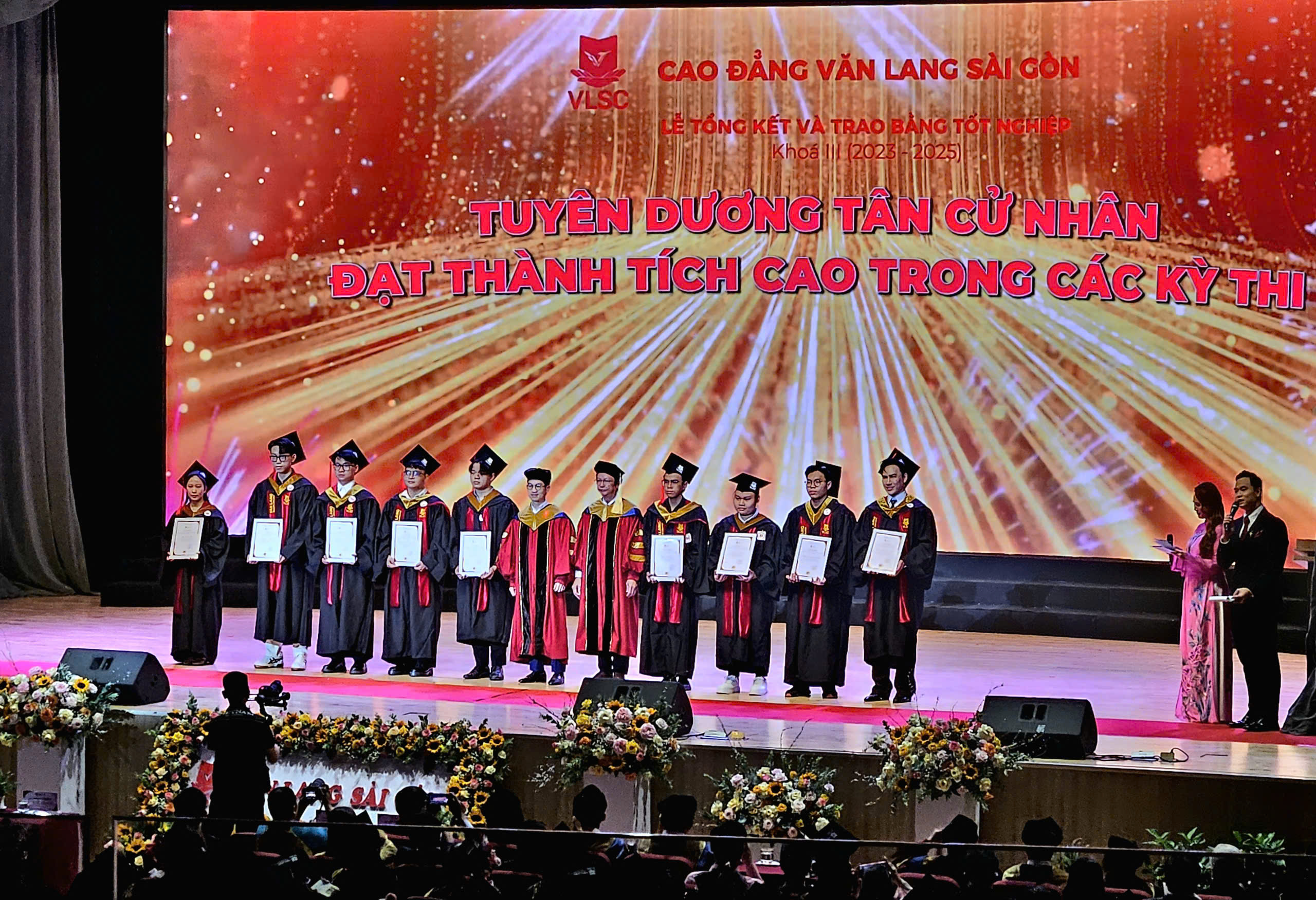 Tân khoa 40 tuổi bật khóc trong ngày tốt nghiệp: "Cuộc đời tôi đã chia làm 2 nửa" - Ảnh 6.