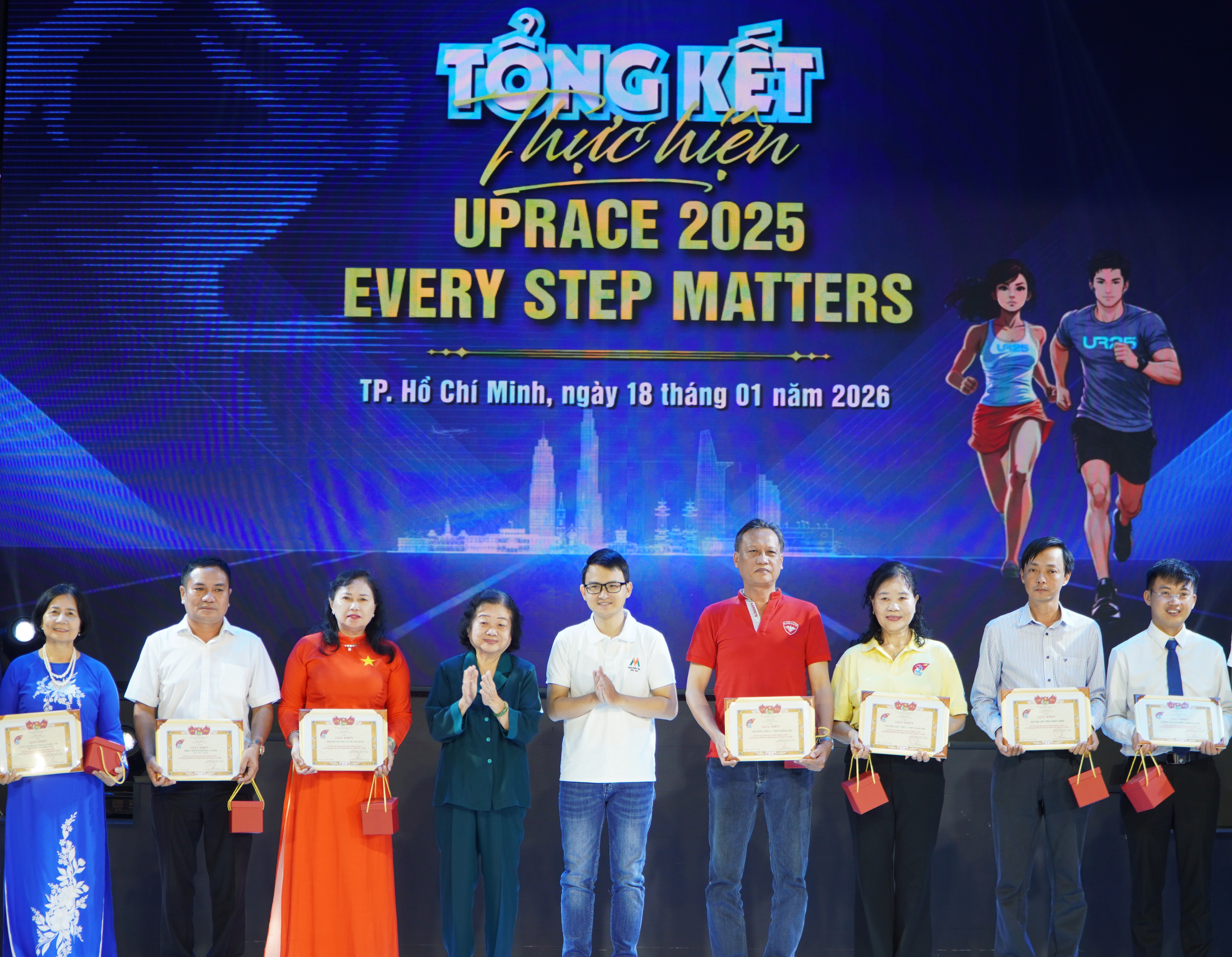 Cụ b&agrave; 79 tuổi đi bộ hơn 300 km để đ&oacute;ng g&oacute;p học bổng cho học sinh, sinh vi&ecirc;n - Ảnh 1.