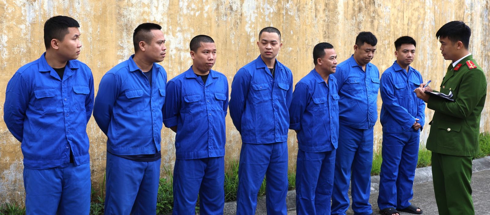 Phá đường dây cá độ bóng đá giao dịch lên tới 1.200 tỉ đồng - Ảnh 1.