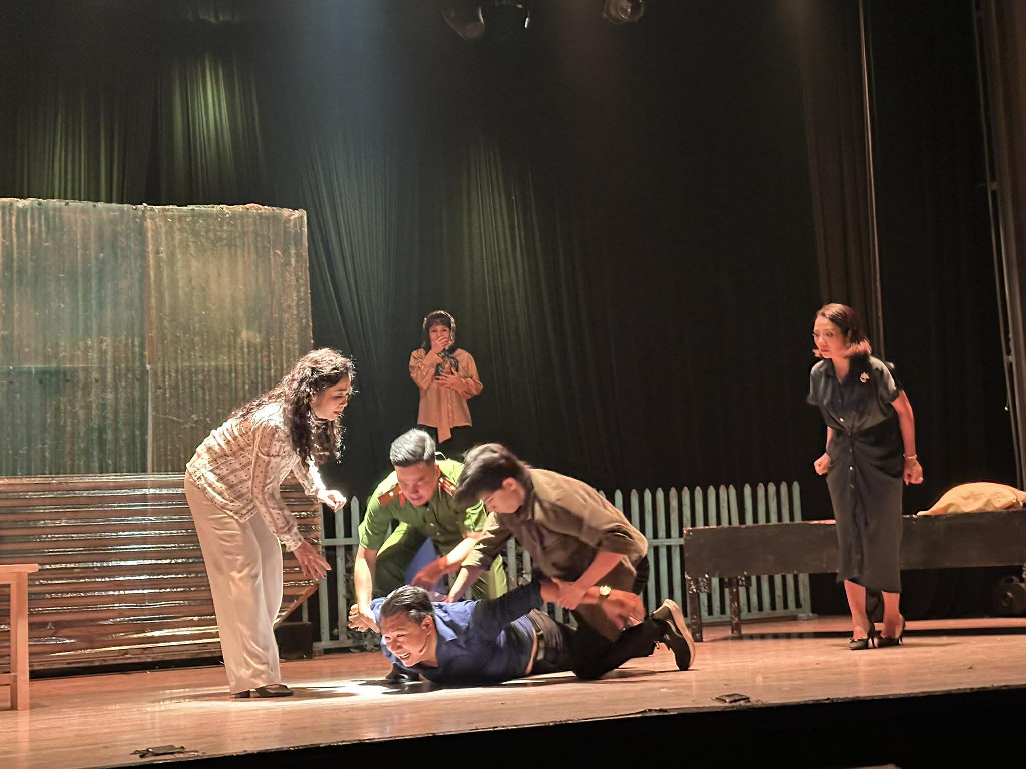 Minh Nh&iacute;, Tuyết Thu, Việt Hương l&agrave;m mới diện mạo "Con G&aacute;i Chị Hằng" - Ảnh 2.