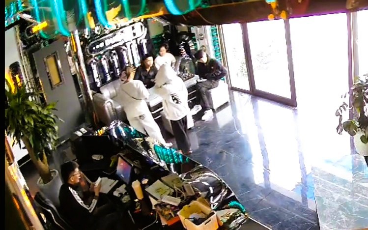 Mua bán, ép 2 thiếu nữ làm nhân viên quán karaoke