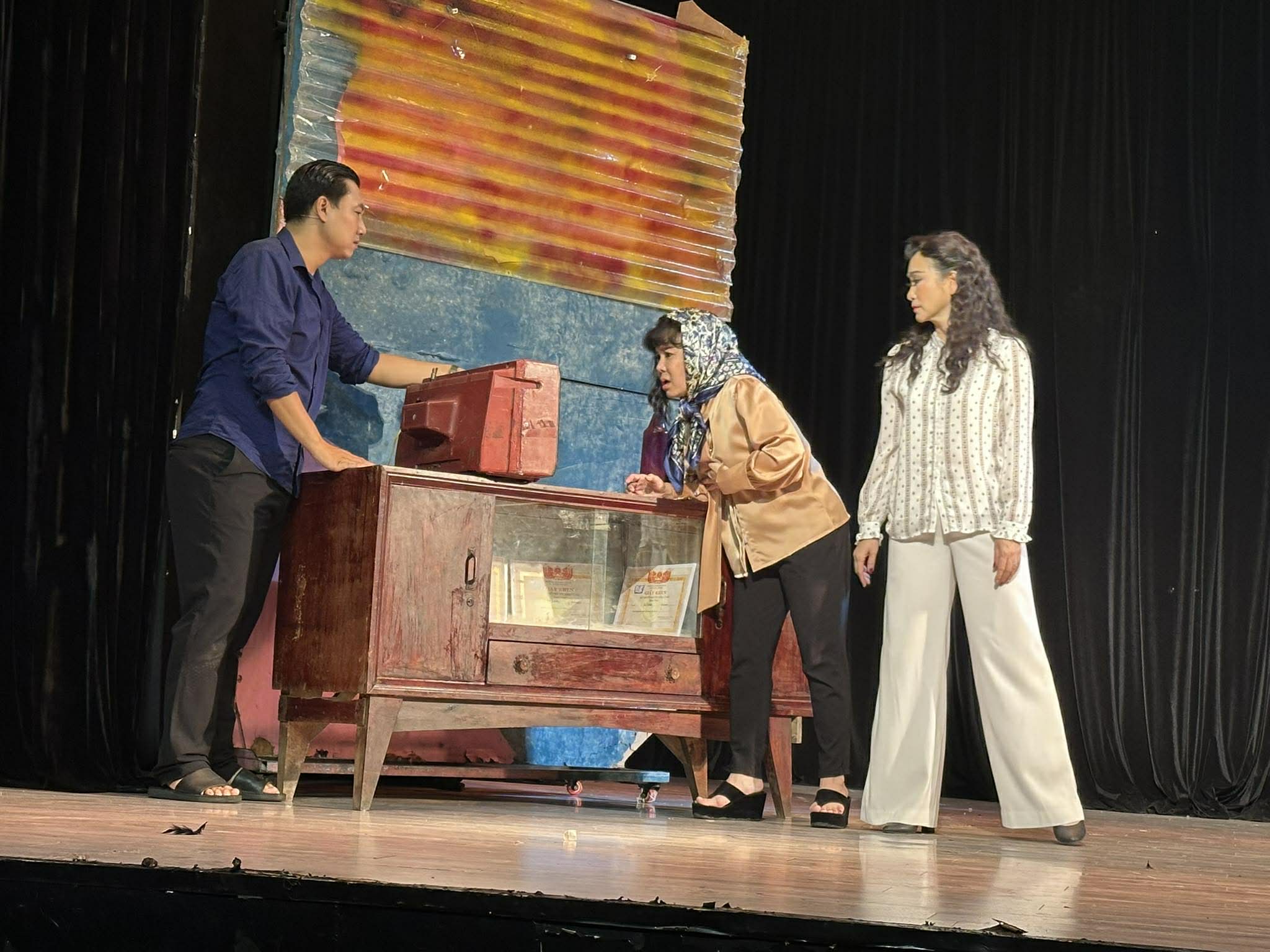Minh Nh&iacute;, Tuyết Thu, Việt Hương l&agrave;m mới diện mạo "Con G&aacute;i Chị Hằng" - Ảnh 3.