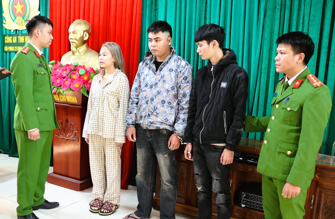 Cảnh sát giải cứu 2 thiếu nữ bị mua bán, ép đi làm nhân viên karaoke - Ảnh 1.