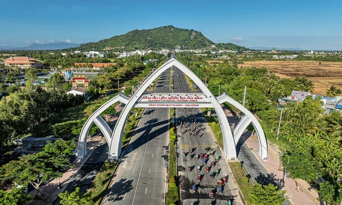 Vụ tạm dừng thu ph&iacute; ở N&uacute;i Sam: Bạn đọc cảm ơn Chủ tịch UBND tỉnh An Giang - Ảnh 2.