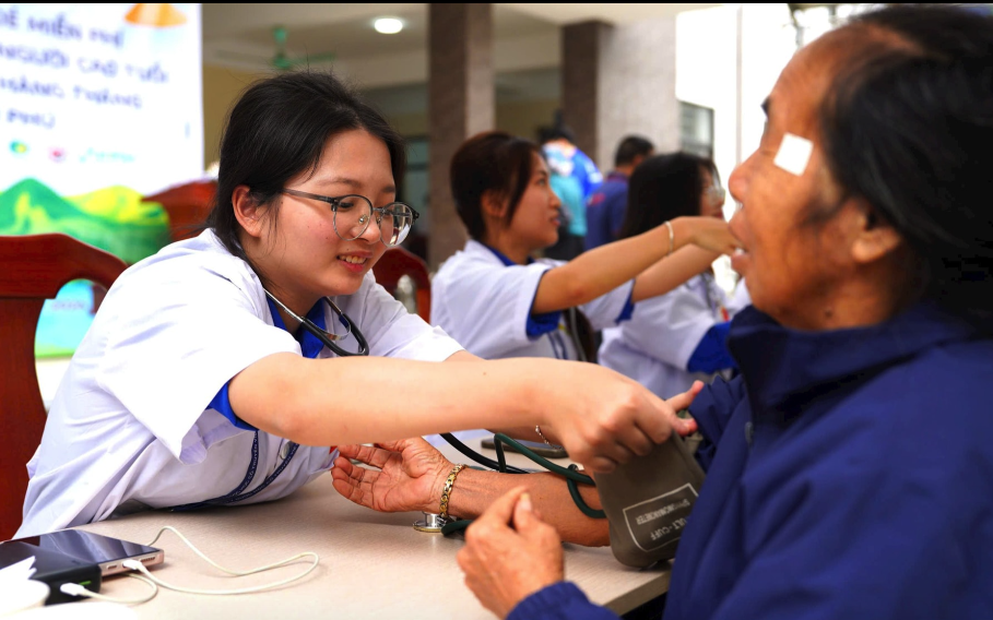 Khám chữa bệnh miễn phí cho 2.500 người dân
