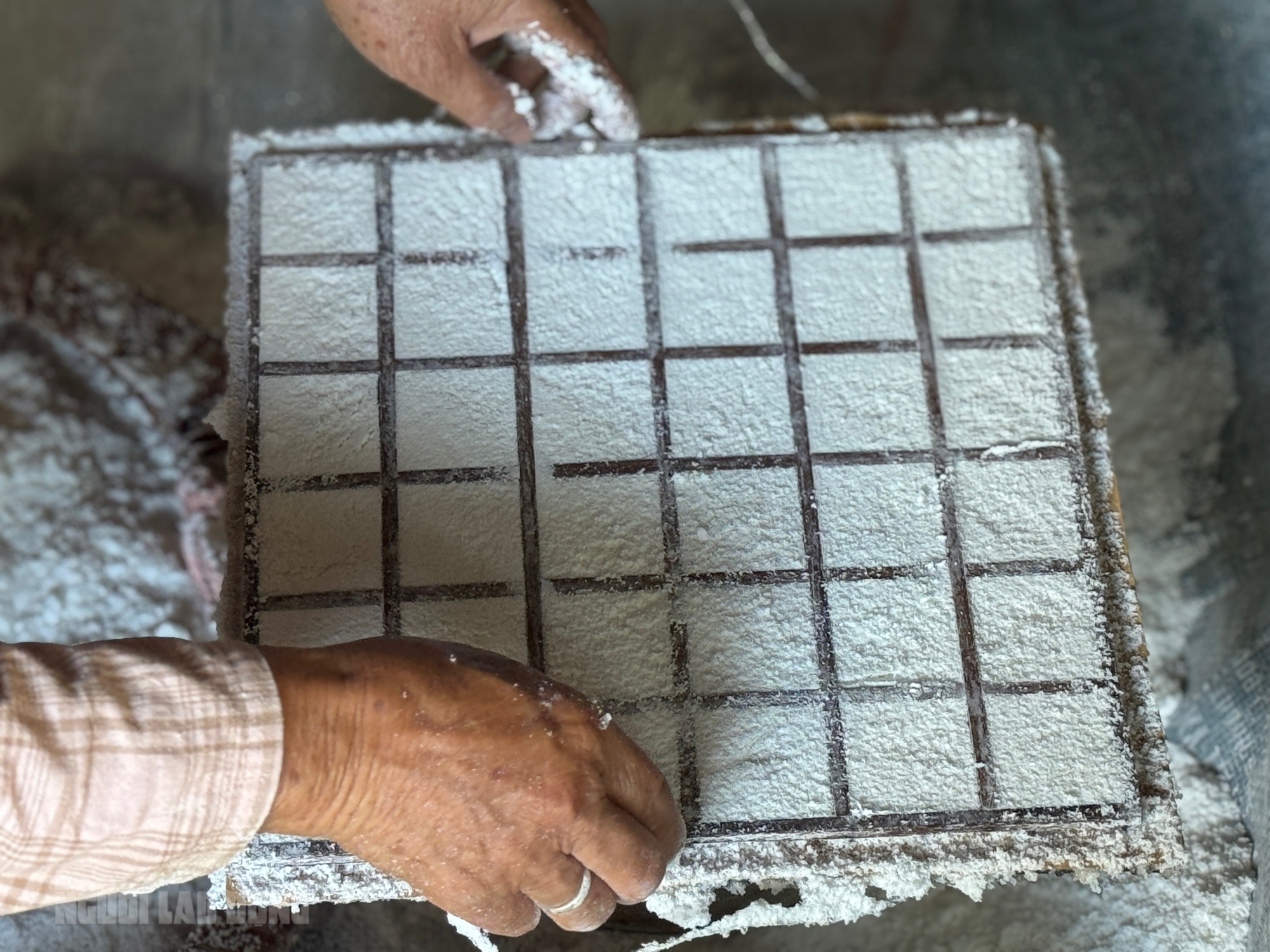 Giữ lửa bánh khô mè Quan Châu từ bàn tay người thợ già - Ảnh 1.