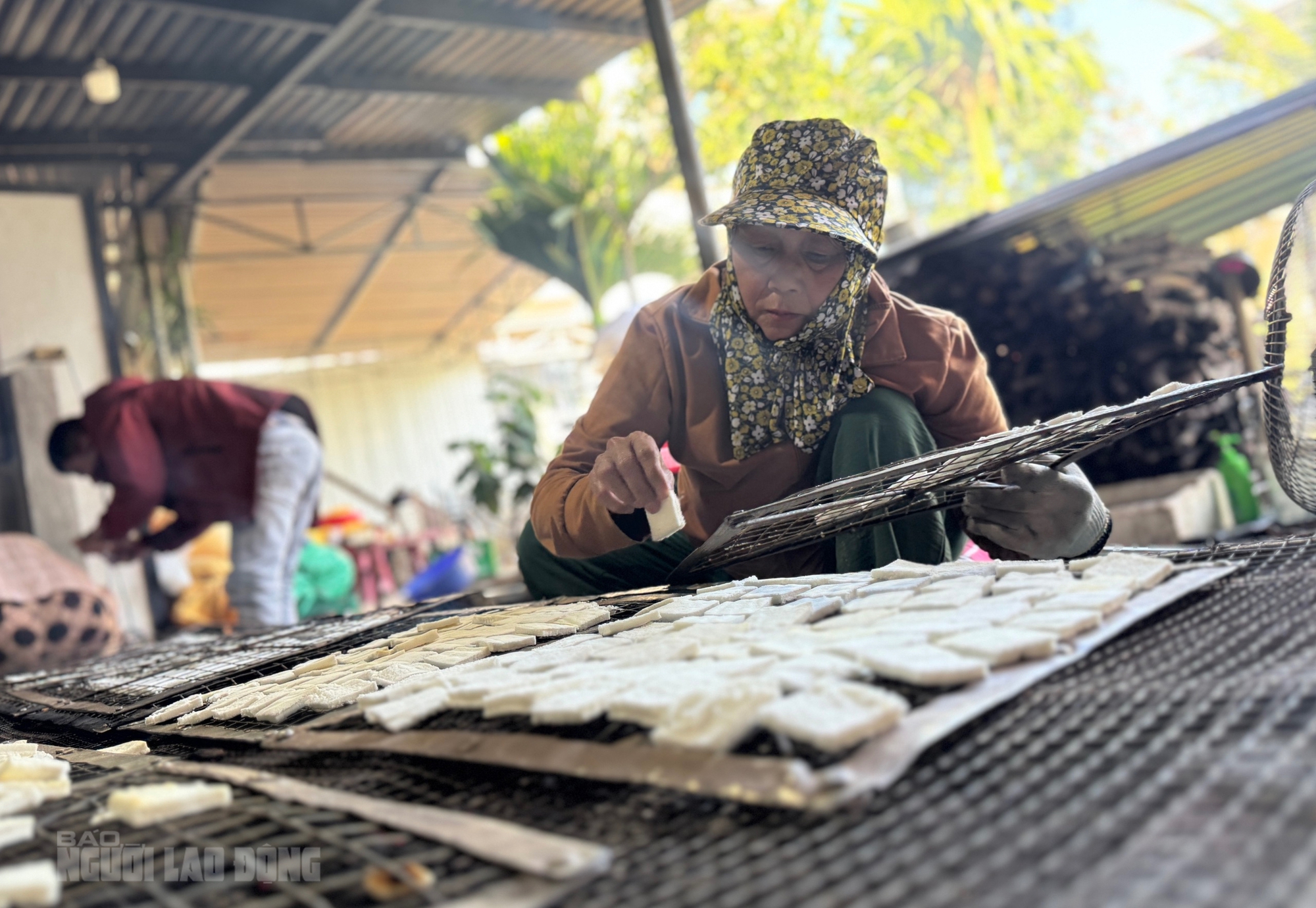 Giữ lửa bánh khô mè Quan Châu từ bàn tay người thợ già - Ảnh 3.