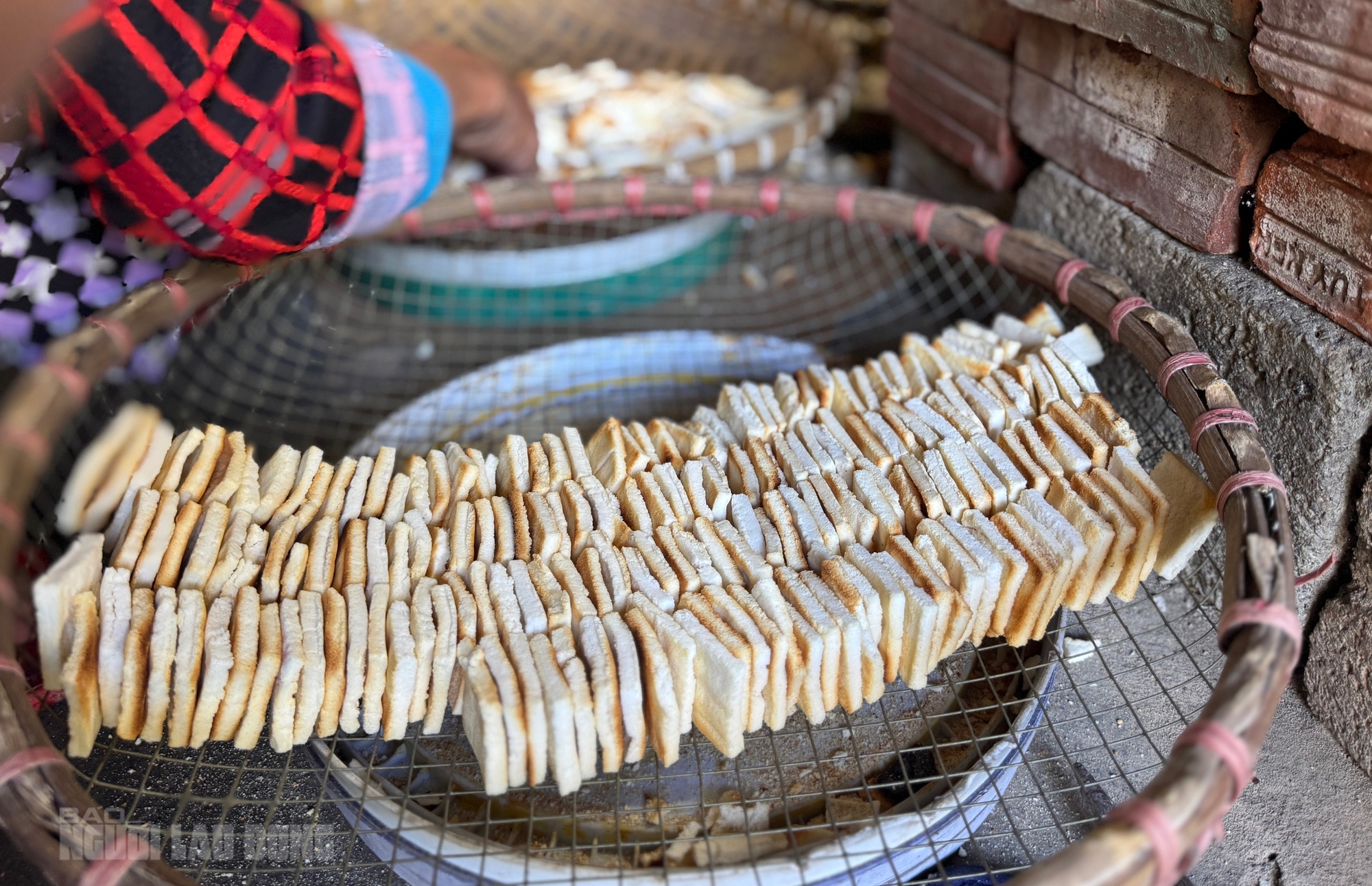 Giữ lửa bánh khô mè Quan Châu từ bàn tay người thợ già - Ảnh 4.
