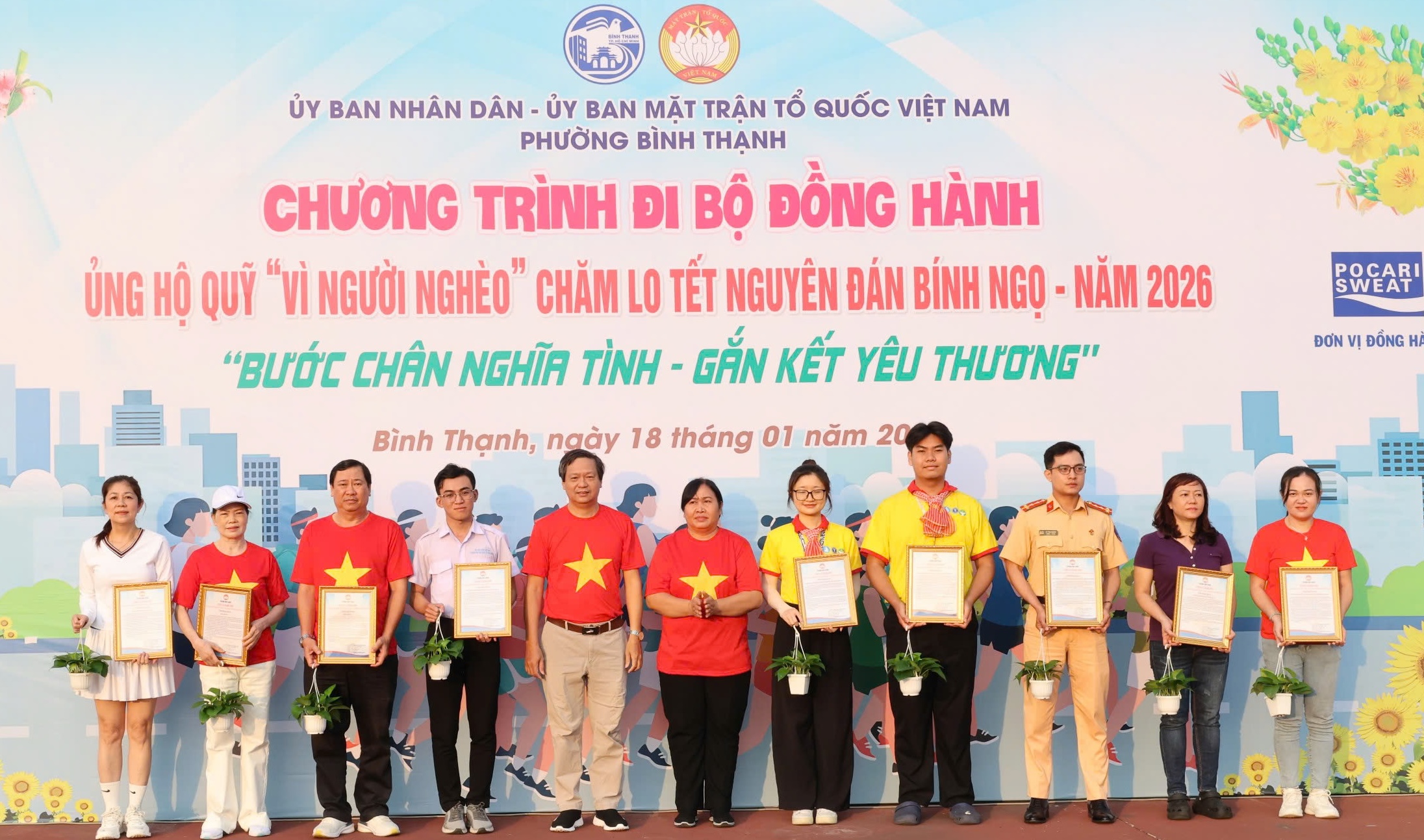 Một buổi đi bộ, phường B&igrave;nh Thạnh - TPHCM vận động hơn 1,6 tỉ đồng chăm lo Tết - Ảnh 4.