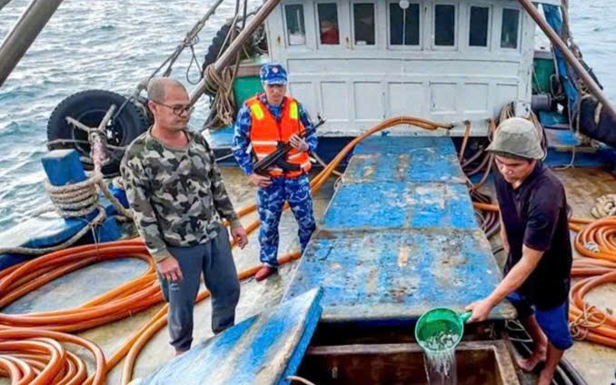 Phát hiện bất thường trong chiếc tàu cá có số hiệu 2 bên mũi tàu không trùng khớp