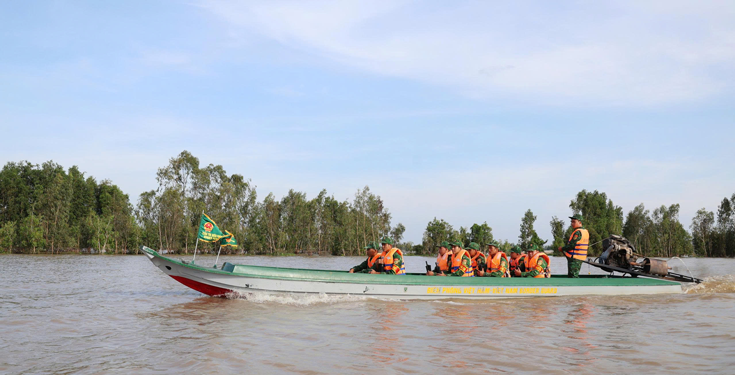 Chặn bu&ocirc;n lậu ở bi&ecirc;n giới T&acirc;y Nam - Ảnh 3.