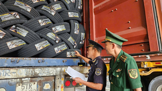 Chặn bu&ocirc;n lậu ở bi&ecirc;n giới T&acirc;y Nam - Ảnh 1.