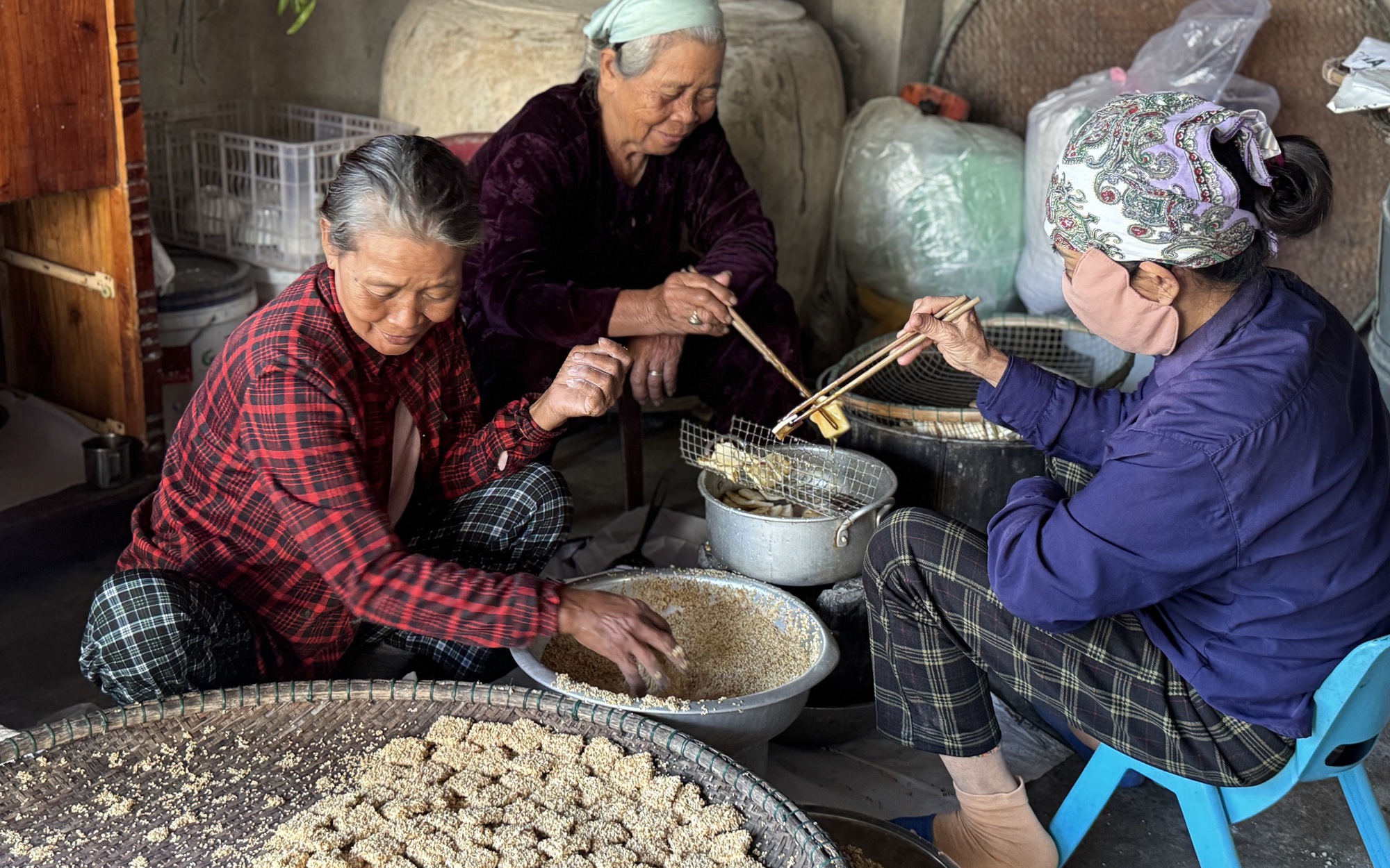 Người phụ nữ 66 tuổi giữ lửa bánh khô mè Quan Châu