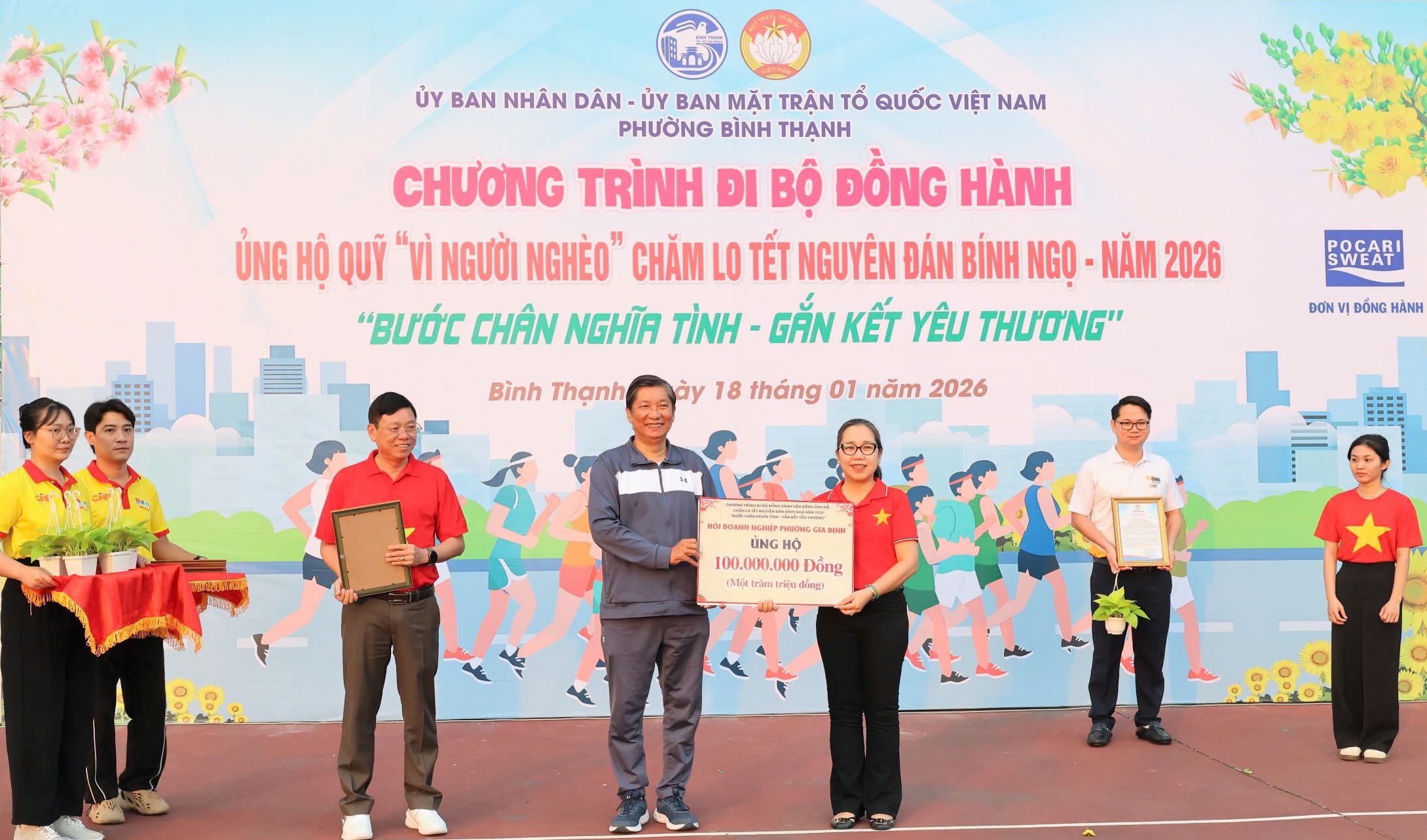 Một buổi đi bộ, phường B&igrave;nh Thạnh - TPHCM vận động hơn 1,6 tỉ đồng chăm lo Tết - Ảnh 2.