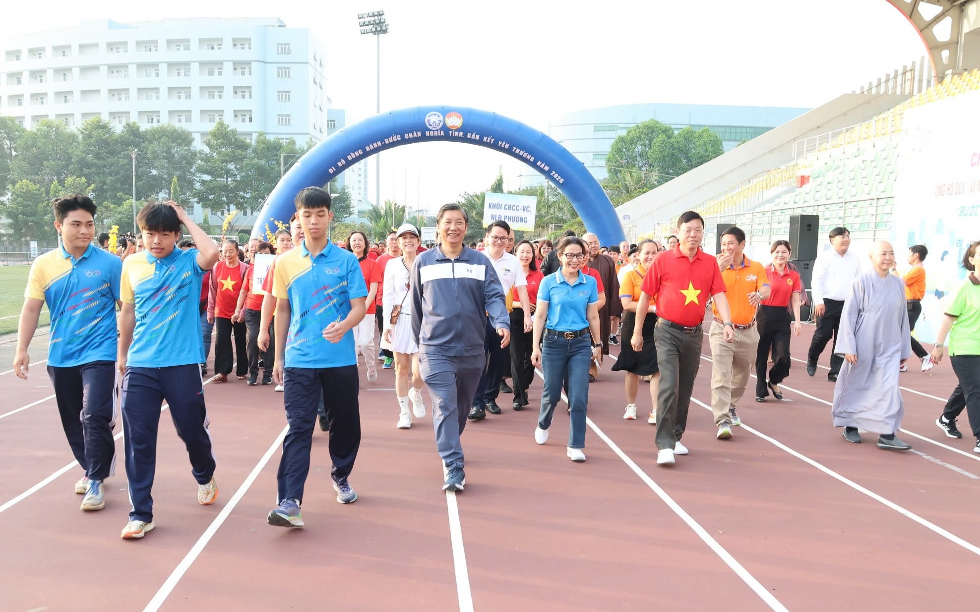 Bí thư phường TPHCM gói bánh chưng cùng người dân - Ảnh 5.