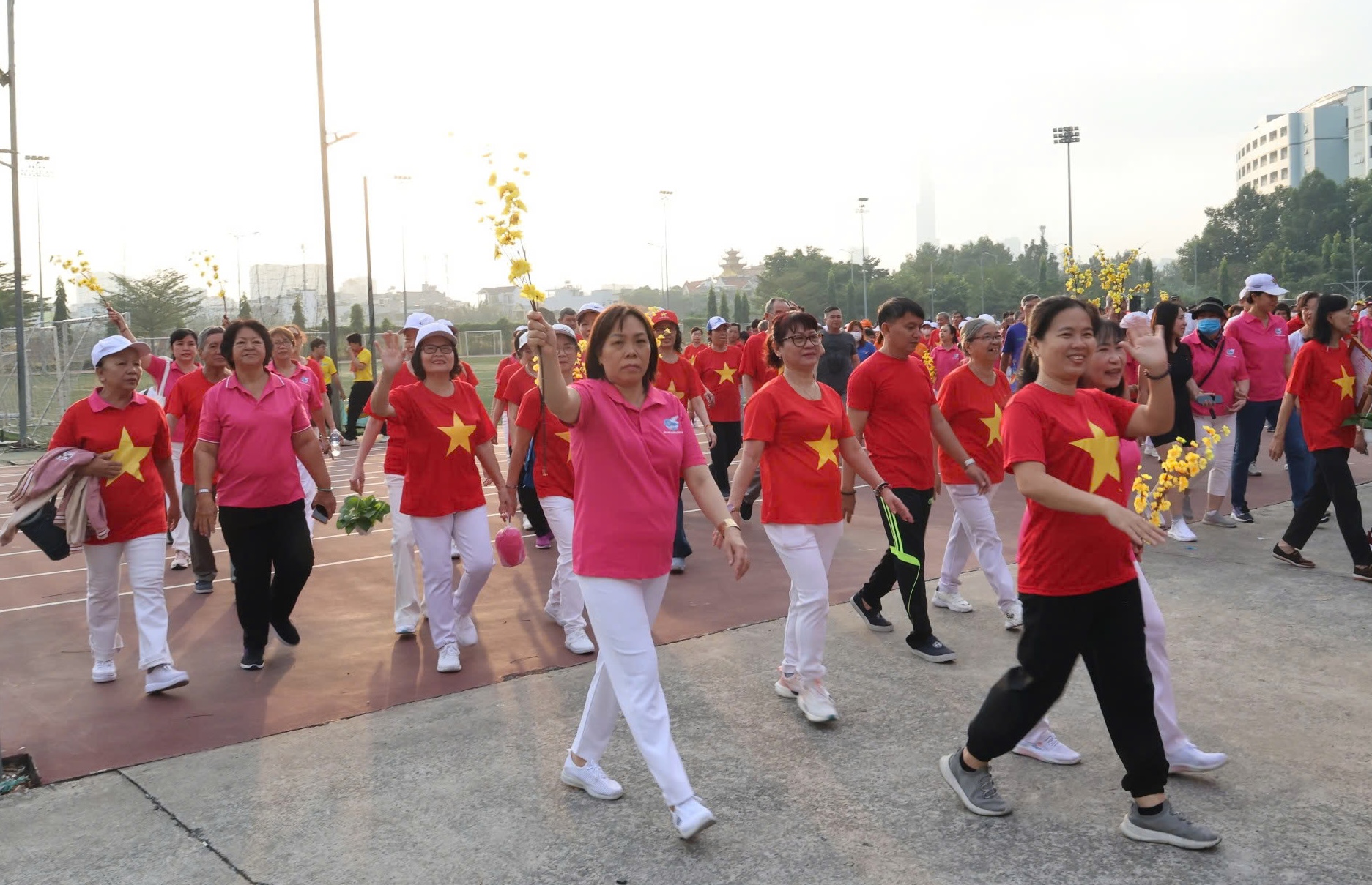 Một buổi đi bộ, phường B&igrave;nh Thạnh - TPHCM vận động hơn 1,6 tỉ đồng chăm lo Tết - Ảnh 7.