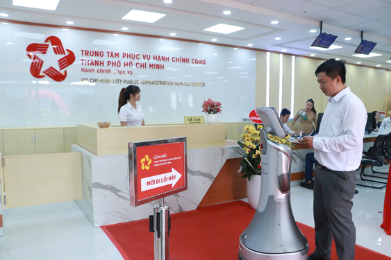 Lấy con người l&agrave;m trung t&acirc;m - Ảnh 2.