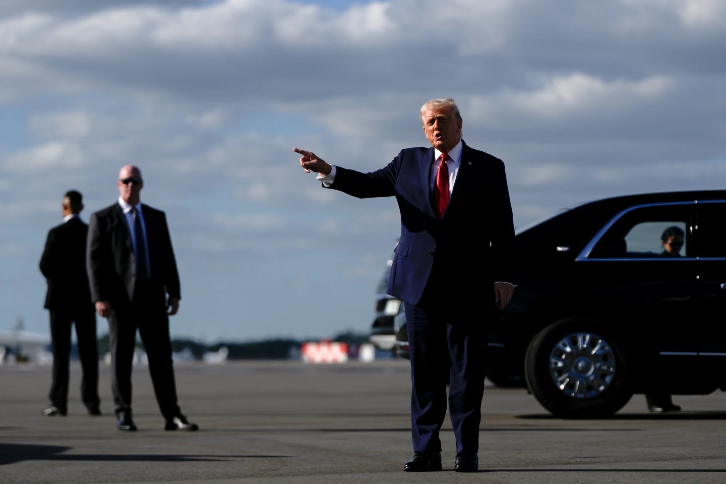 Tổng thống Donald Trump ra tối hậu thư về Greenland, ch&acirc;u &Acirc;u &ldquo;dậy s&oacute;ng&rdquo; - Ảnh 1.