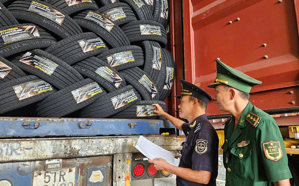 Chặn buôn lậu ở biên giới Tây Nam