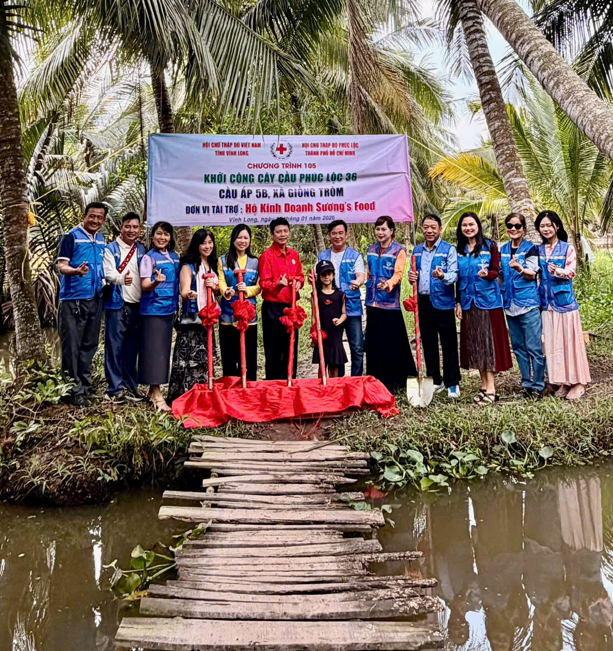 Xây 9 cầu giao thông nông thôn và trao tặng quà Tết cho bà con Vĩnh Long - Ảnh 1.