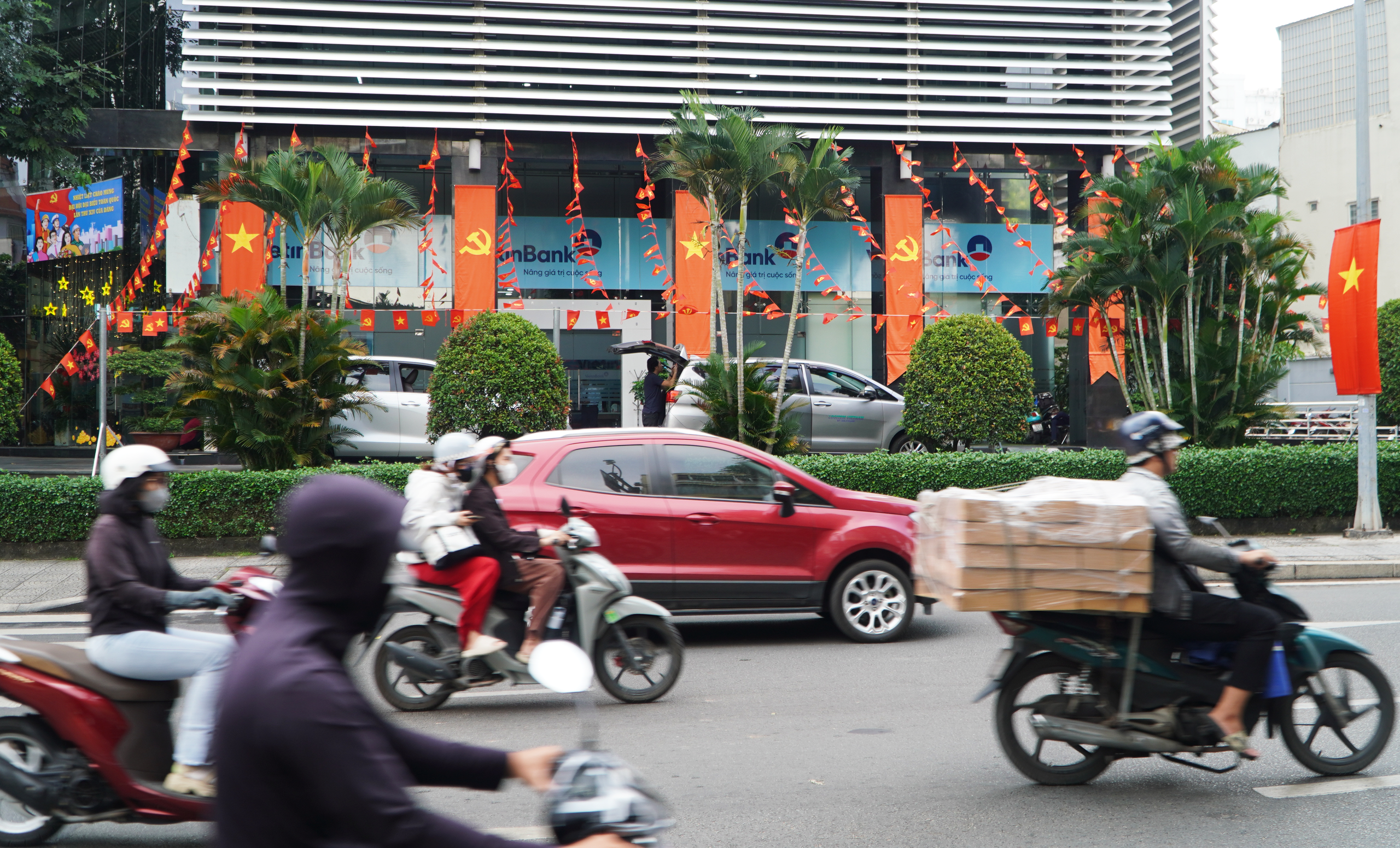 TPHCM rực rỡ cờ hoa, hân hoan hướng về Đại hội XIV của Đảng - Ảnh 1.