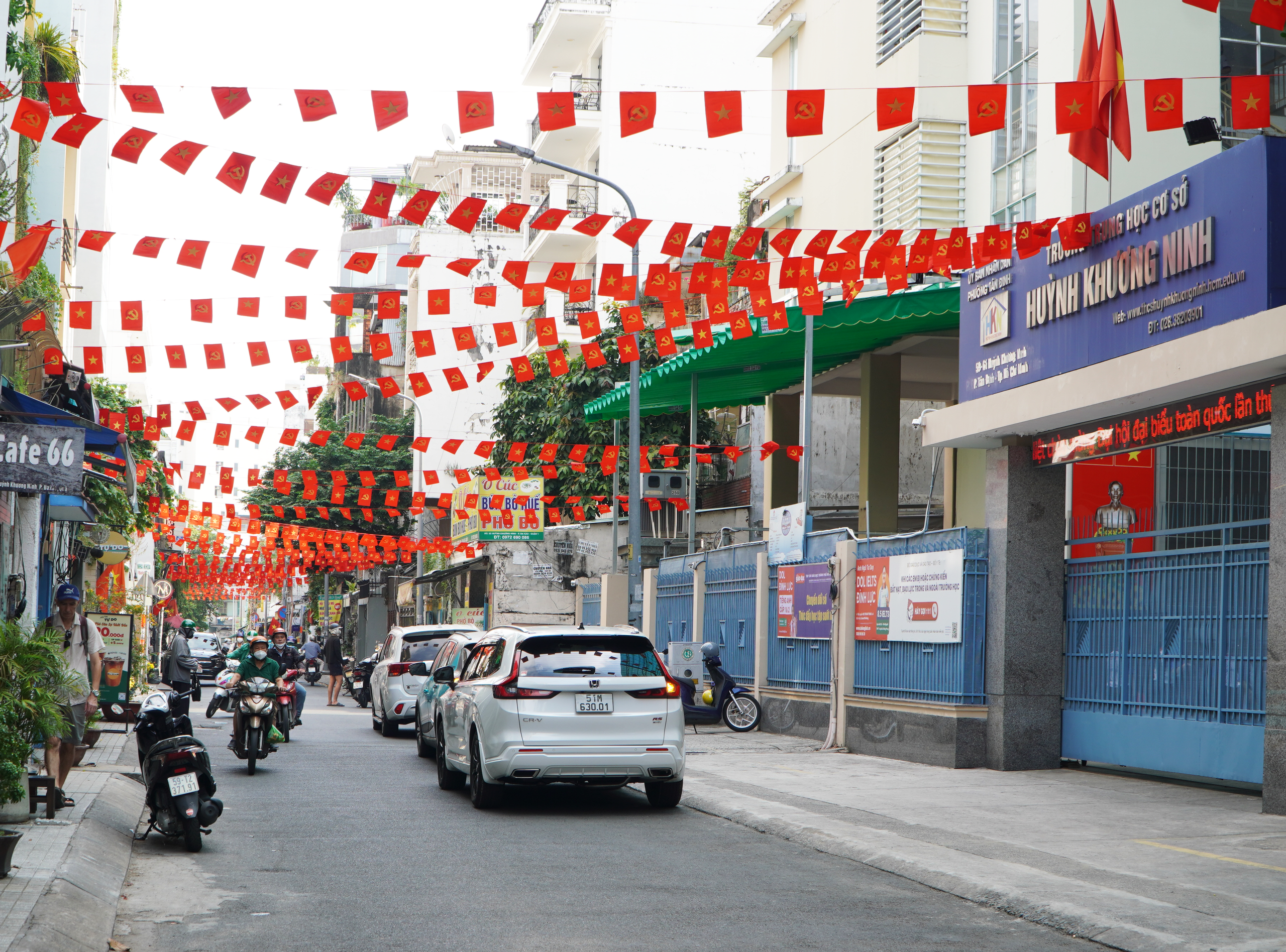 TPHCM rực rỡ cờ hoa, hân hoan hướng về Đại hội XIV của Đảng - Ảnh 7.