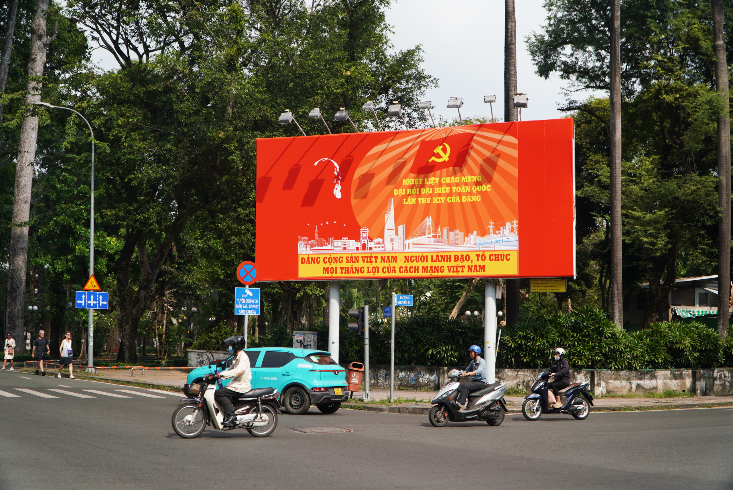 TPHCM rực rỡ cờ hoa, hân hoan hướng về Đại hội XIV của Đảng - Ảnh 16.