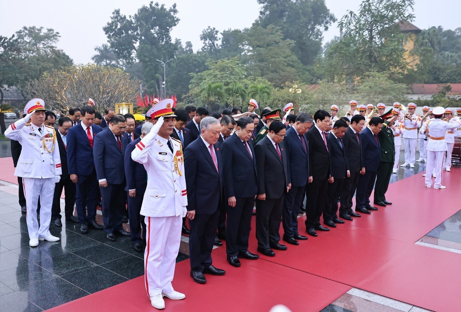 Đại biểu dự Đại hội XIV v&agrave;o Lăng viếng Chủ tịch Hồ Ch&iacute; Minh, đặt hoa tại Đ&agrave;i tưởng niệm c&aacute;c Anh h&ugrave;ng liệt sĩ - Ảnh 8.
