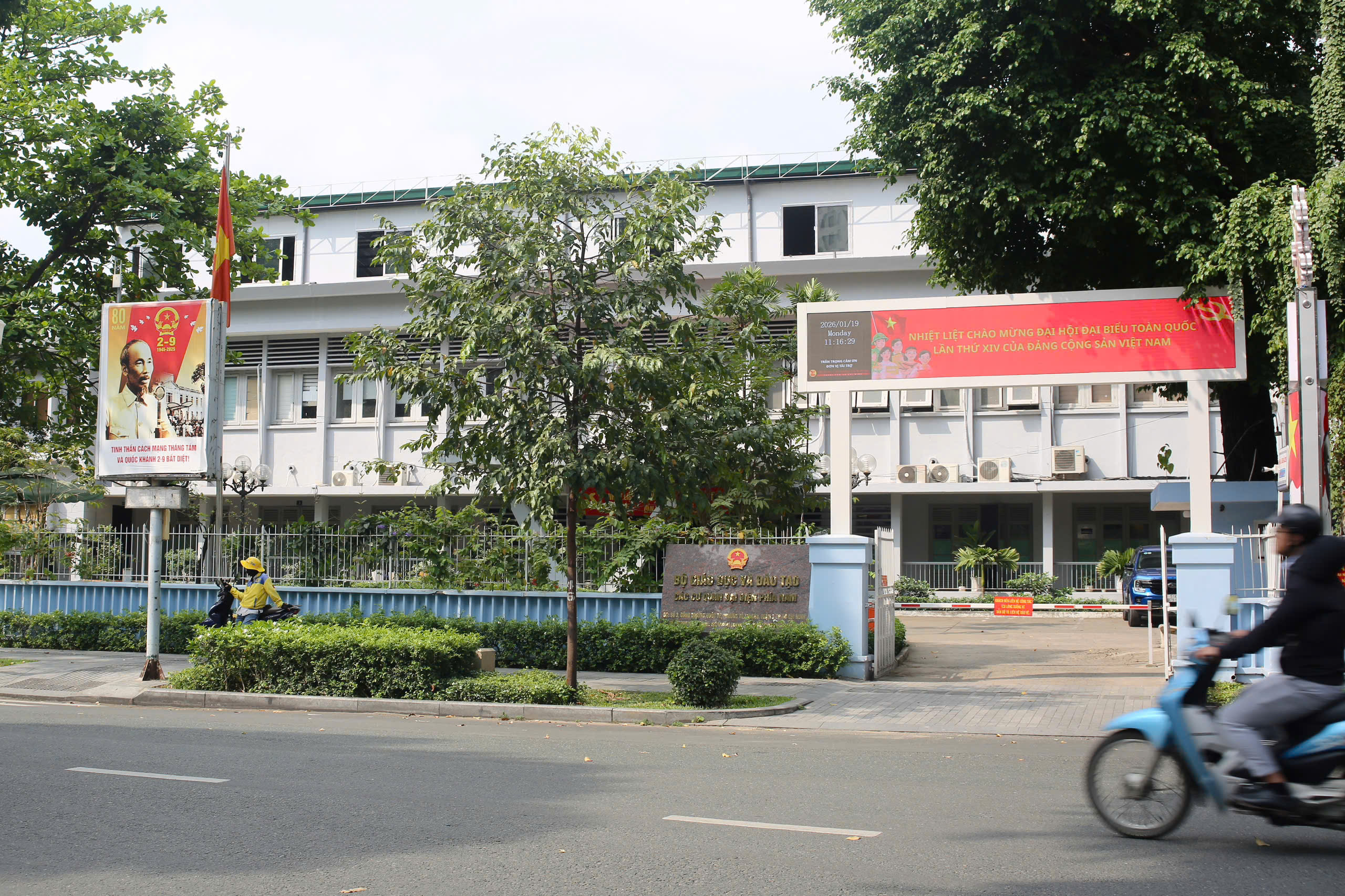 TPHCM rực rỡ cờ hoa, hân hoan hướng về Đại hội XIV của Đảng - Ảnh 20.
