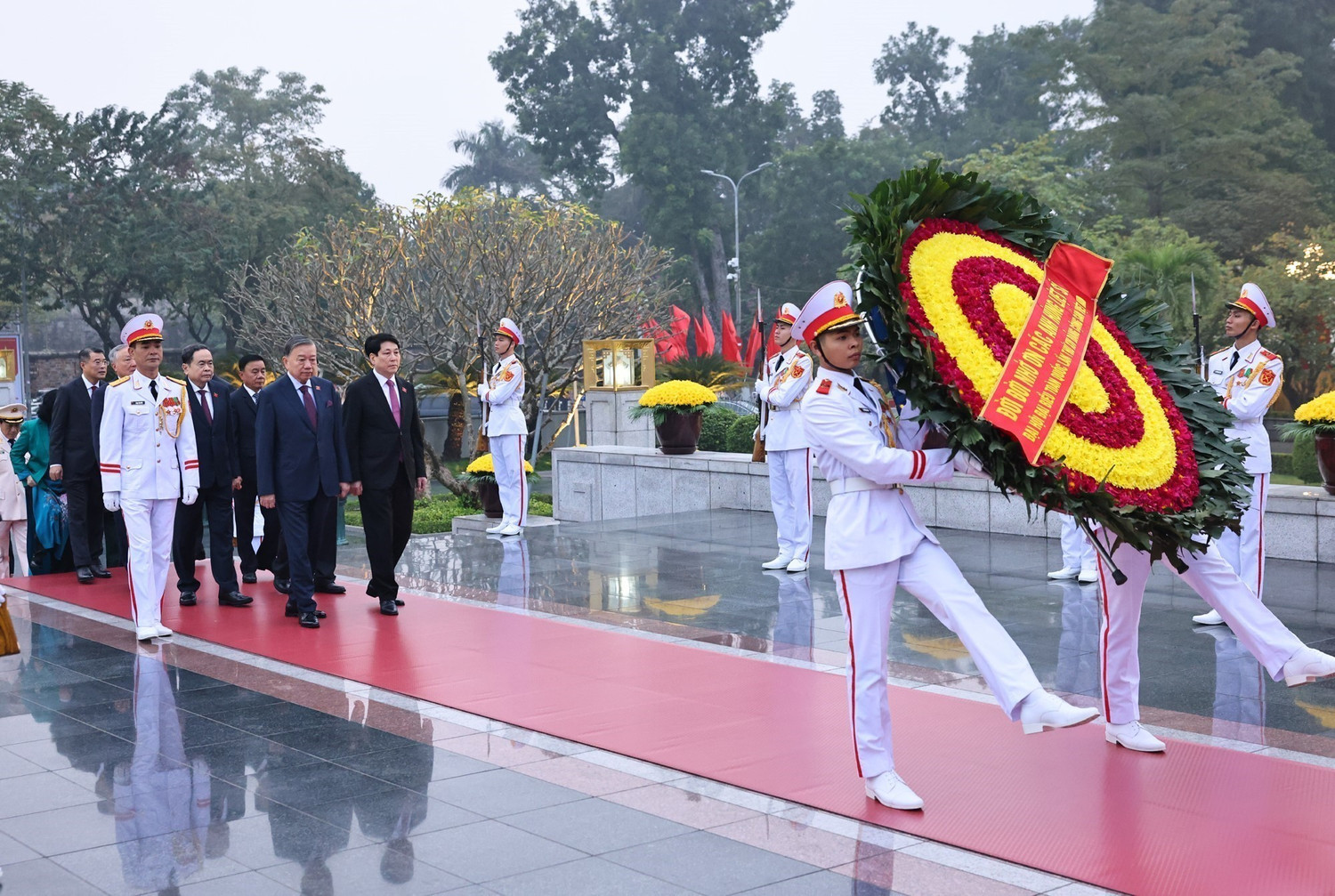 Đại biểu dự Đại hội XIV v&agrave;o Lăng viếng Chủ tịch Hồ Ch&iacute; Minh, đặt hoa tại Đ&agrave;i tưởng niệm c&aacute;c Anh h&ugrave;ng liệt sĩ - Ảnh 6.