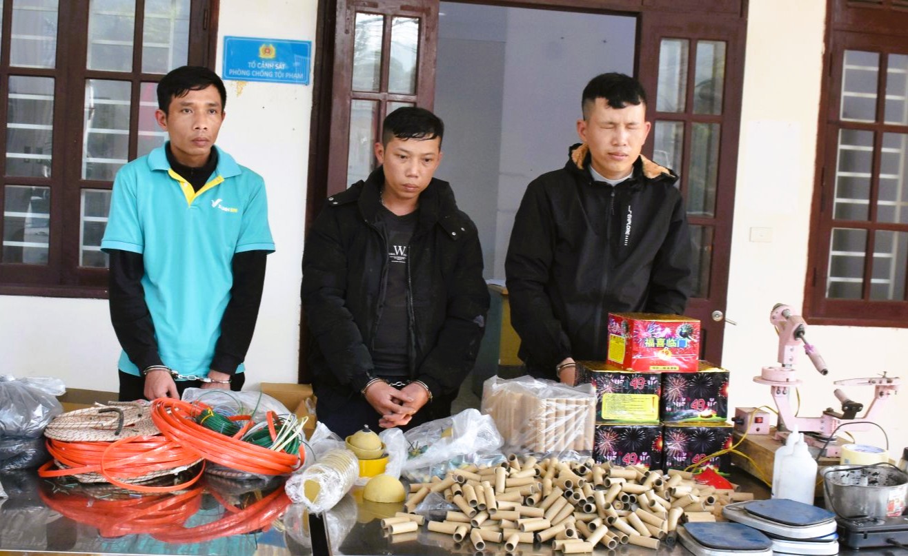 Hai anh em ruột ở Thanh H&oacute;a mở "c&ocirc;ng xưởng" sản xuất ph&aacute;o hoa tr&aacute;i ph&eacute;p - Ảnh 2.