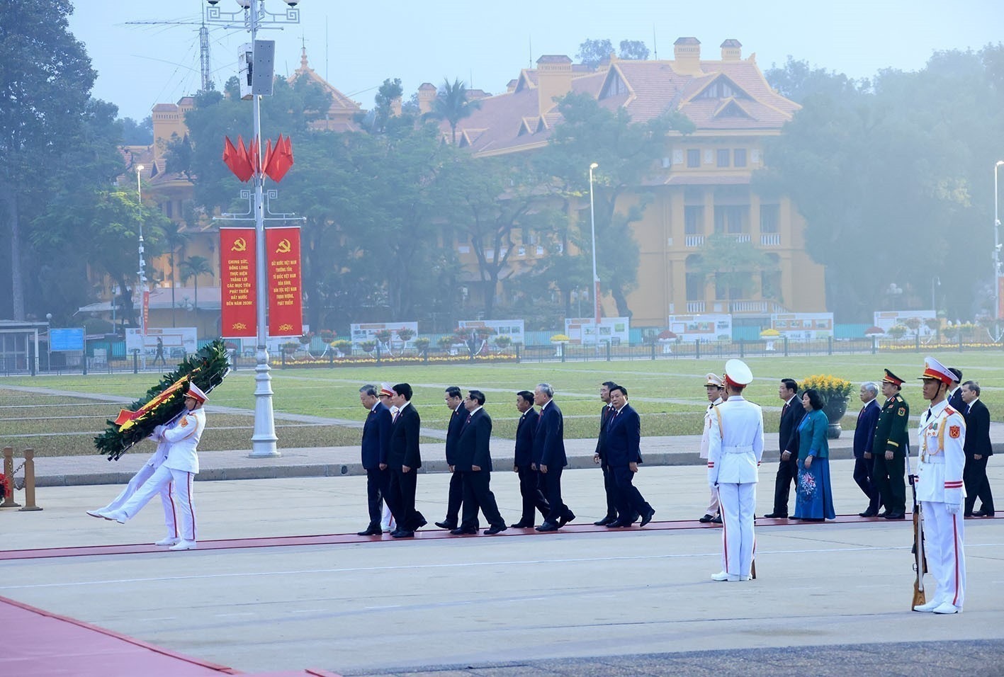 Đại biểu dự Đại hội XIV v&agrave;o Lăng viếng Chủ tịch Hồ Ch&iacute; Minh, đặt hoa tại Đ&agrave;i tưởng niệm c&aacute;c Anh h&ugrave;ng liệt sĩ - Ảnh 3.