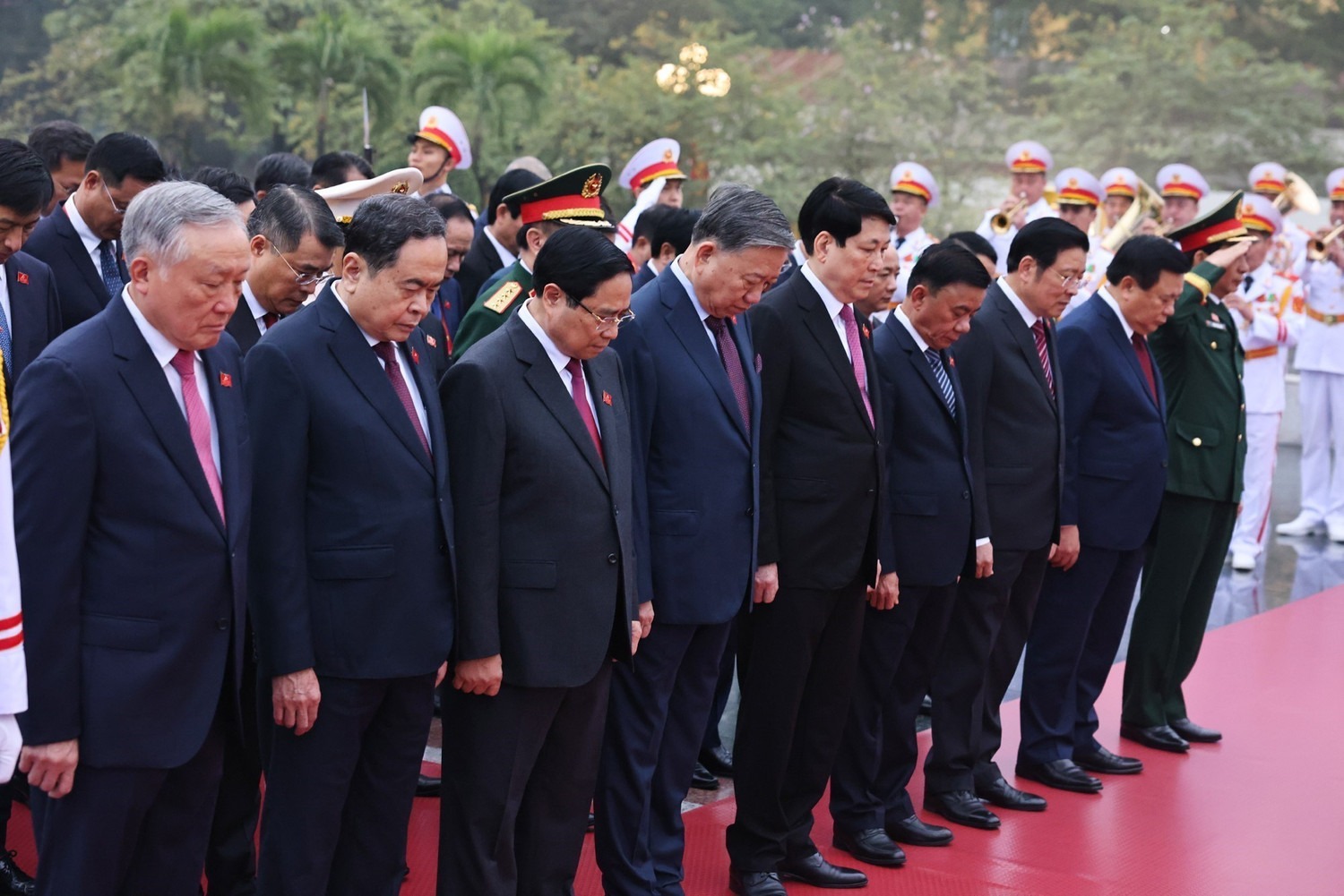 Đại biểu dự Đại hội XIV v&agrave;o Lăng viếng Chủ tịch Hồ Ch&iacute; Minh, đặt hoa tại Đ&agrave;i tưởng niệm c&aacute;c Anh h&ugrave;ng liệt sĩ - Ảnh 7.