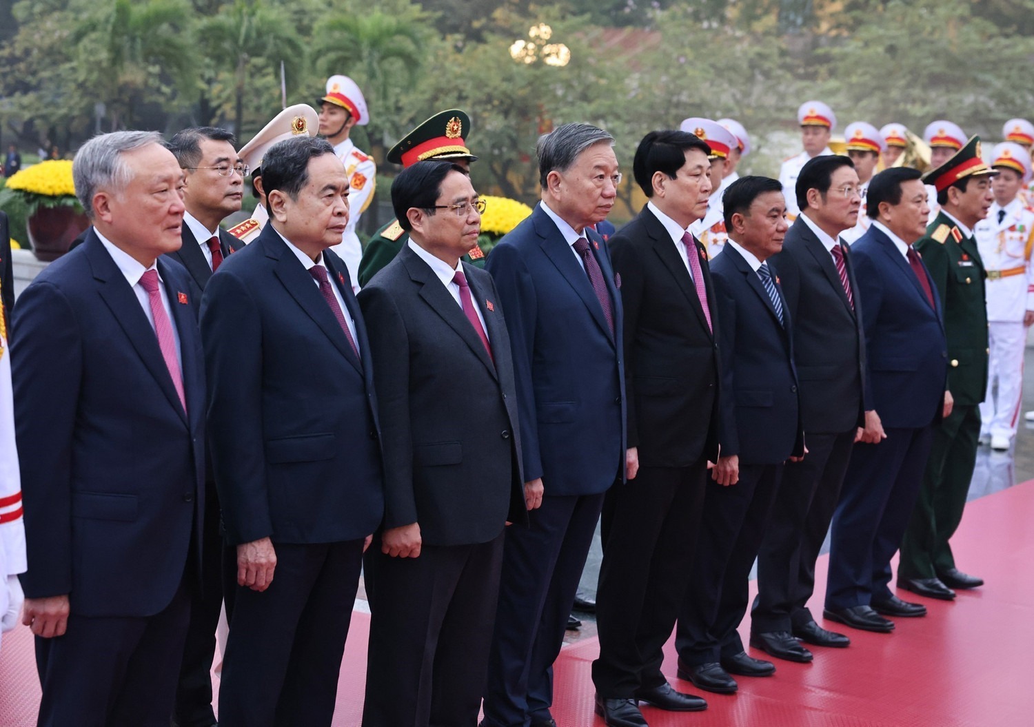 Đại biểu dự Đại hội XIV v&agrave;o Lăng viếng Chủ tịch Hồ Ch&iacute; Minh, đặt hoa tại Đ&agrave;i tưởng niệm c&aacute;c Anh h&ugrave;ng liệt sĩ - Ảnh 9.