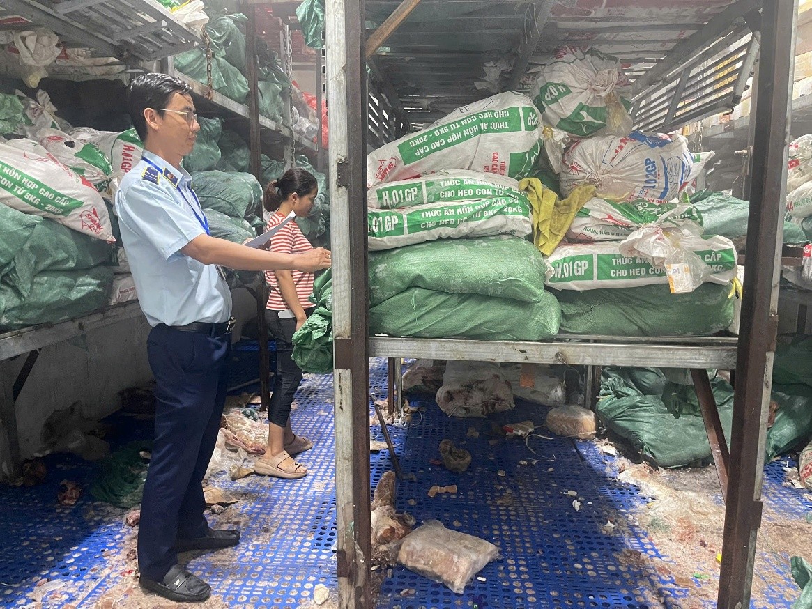 Gần 18 tấn l&ograve;ng b&ograve; kh&ocirc;ng r&otilde; nguồn gốc b&aacute;n Tết - Ảnh 2.