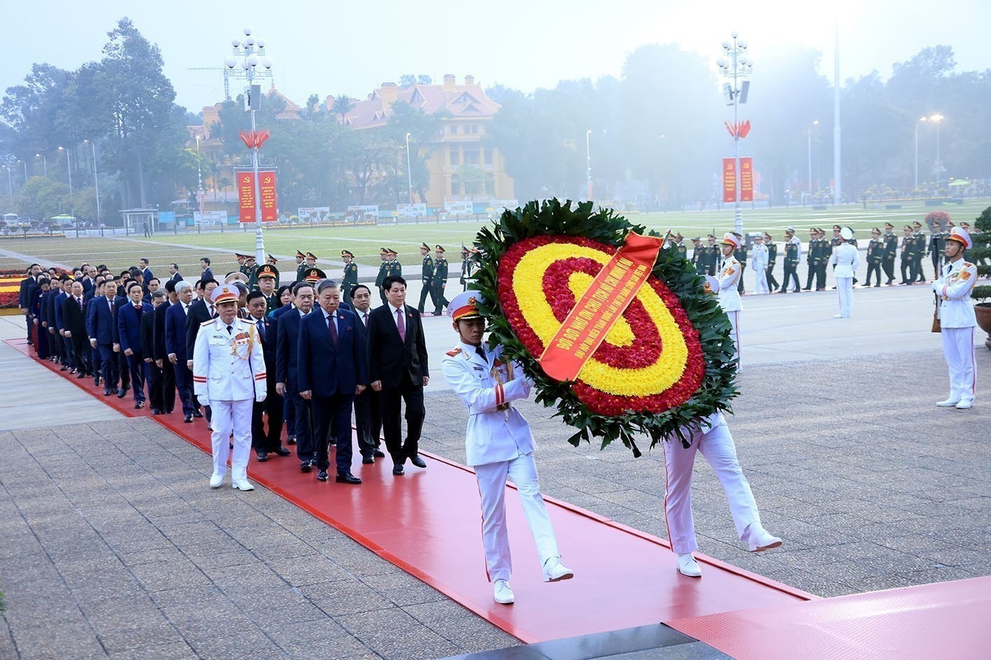 Đại biểu dự Đại hội XIV v&agrave;o Lăng viếng Chủ tịch Hồ Ch&iacute; Minh, đặt hoa tại Đ&agrave;i tưởng niệm c&aacute;c Anh h&ugrave;ng liệt sĩ - Ảnh 1.
