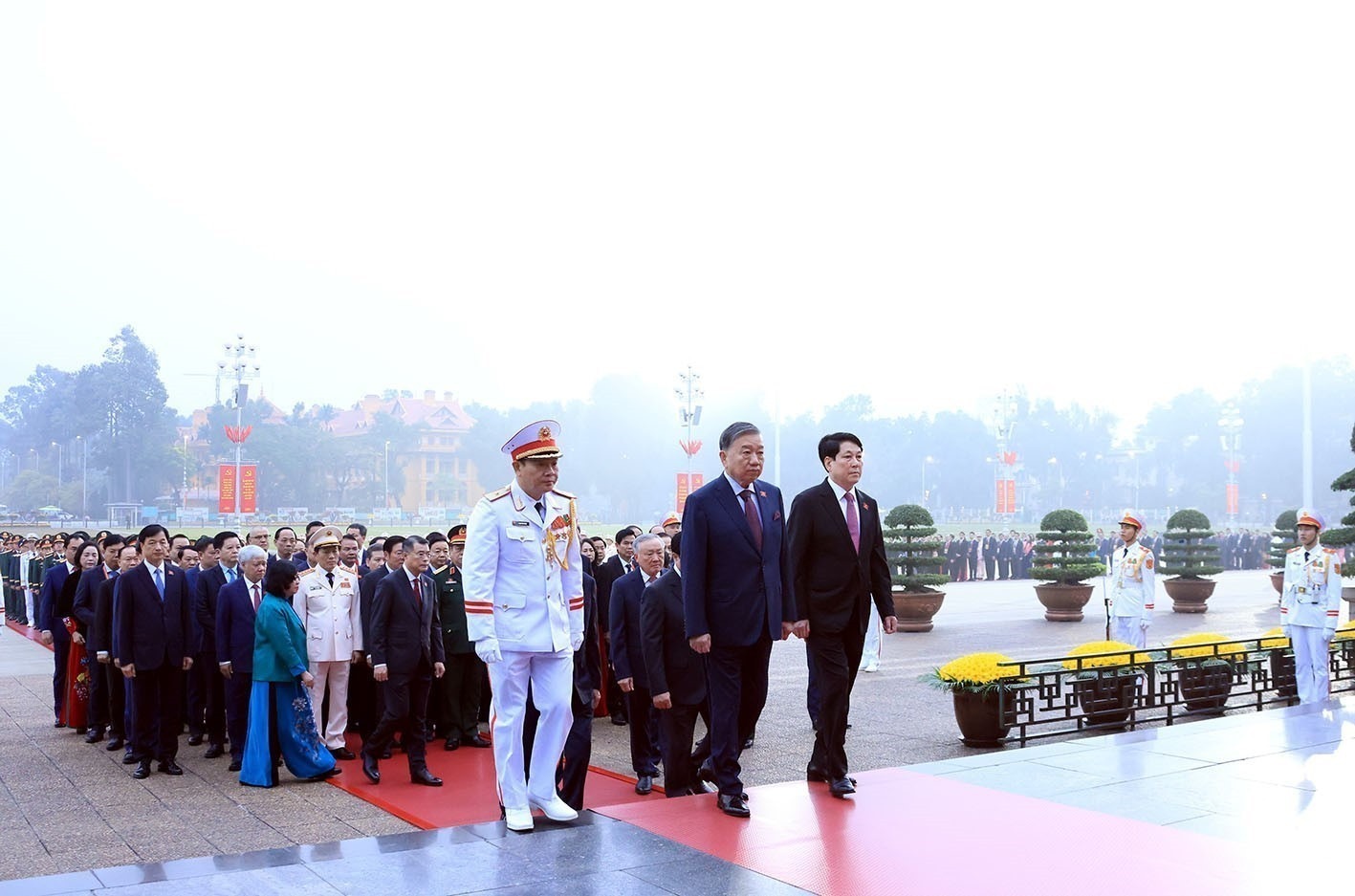 Đại biểu dự Đại hội XIV v&agrave;o Lăng viếng Chủ tịch Hồ Ch&iacute; Minh, đặt hoa tại Đ&agrave;i tưởng niệm c&aacute;c Anh h&ugrave;ng liệt sĩ - Ảnh 4.
