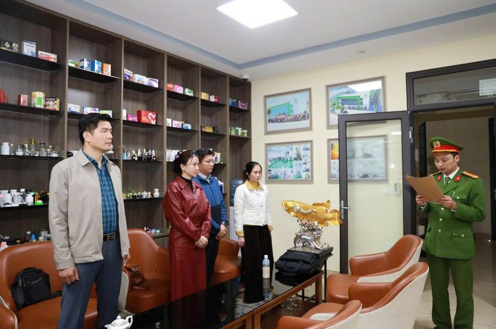 Khởi tố Tổng giám đốc 1 công ty sản xuất thực phẩm chức năng giả quy mô ngàn tỉ đồng - Ảnh 2.