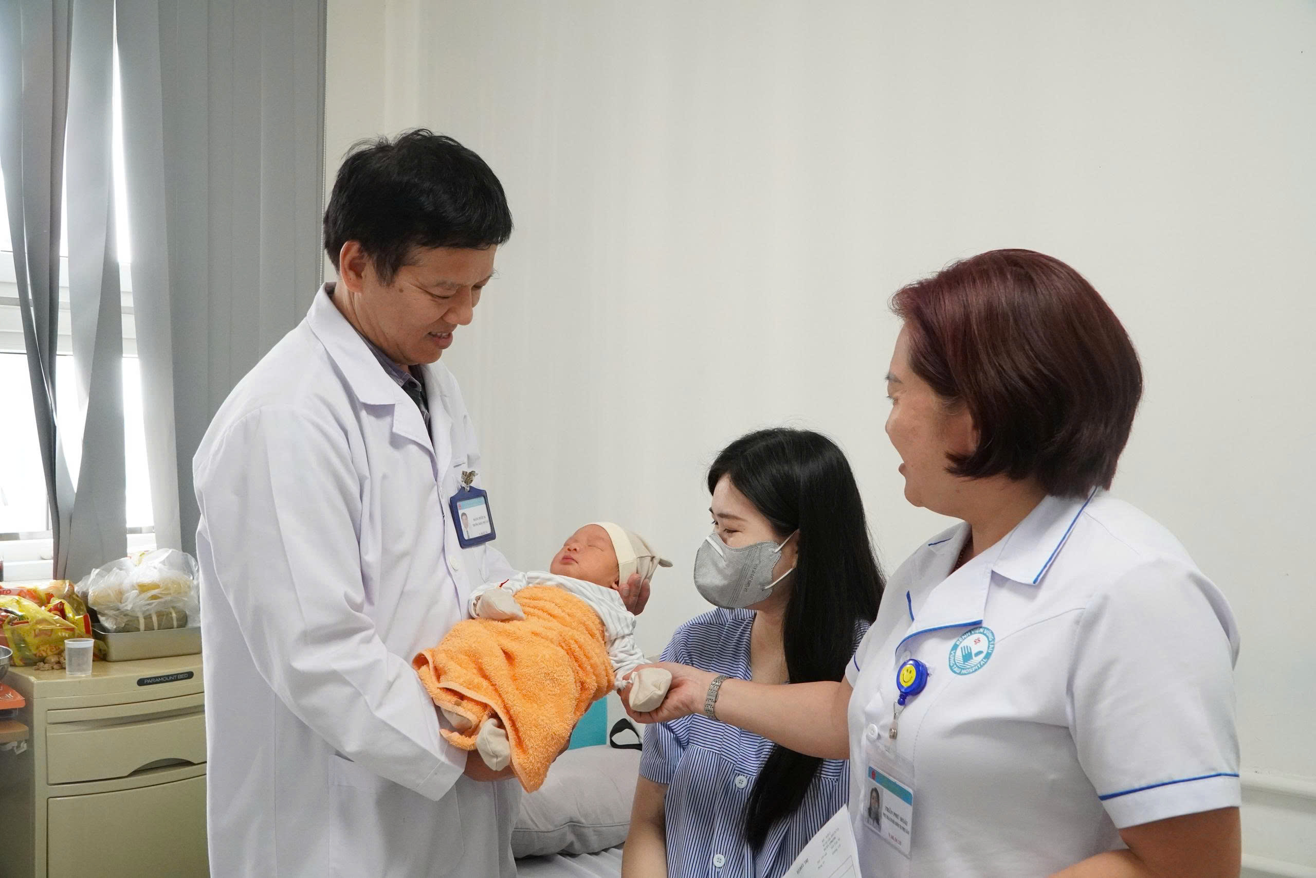 Nhân viên y tế hiến máu "nóng" cứu sản phụ băng huyết nguy kịch - Ảnh 1.