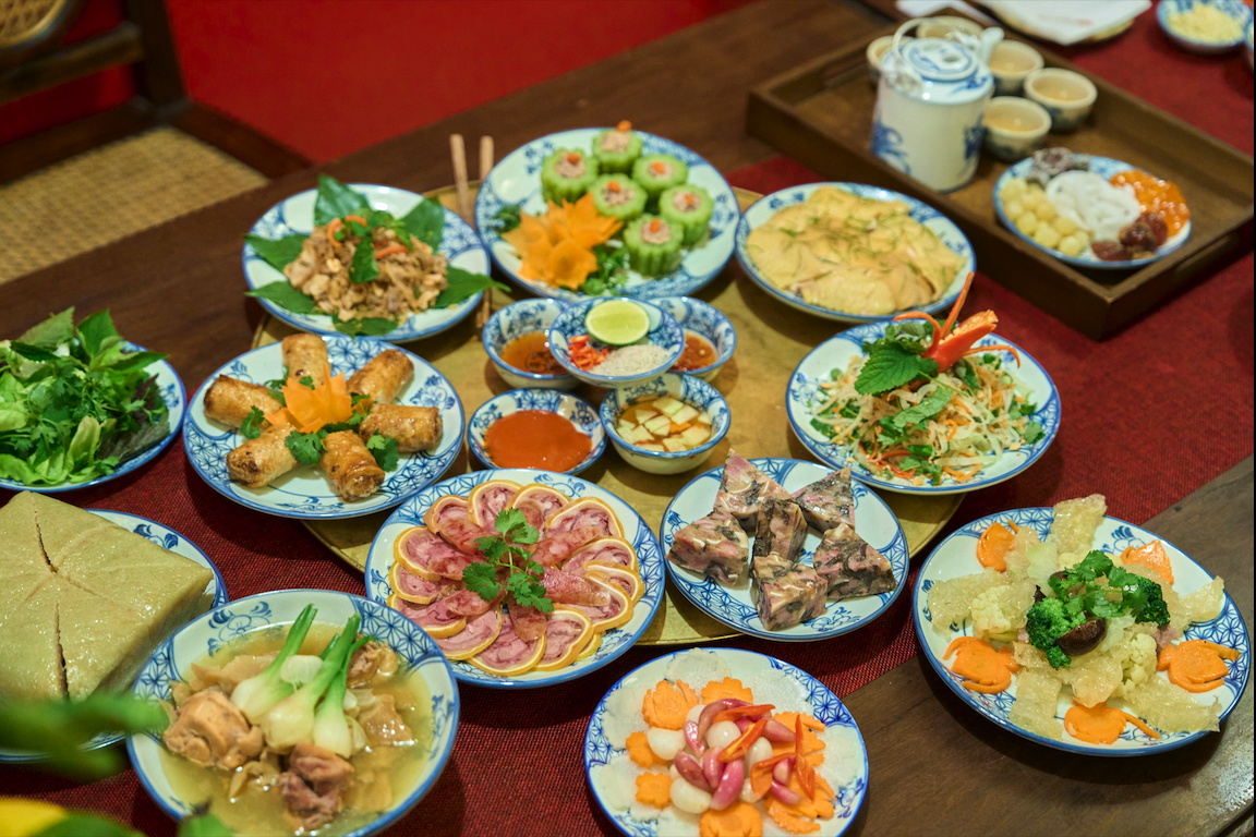 Thưởng thức hương vị Tết ba miền với m&acirc;m cơm "Tết sum vầy" - Ảnh 1.