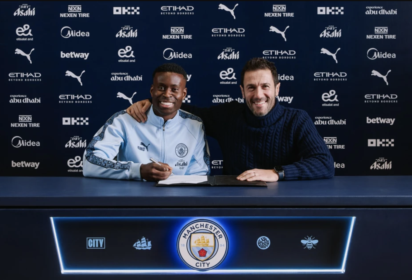 Man City c&ocirc;ng bố t&acirc;n binh Marc Guehi, tiếp tục đua v&ocirc; địch - Ảnh 1.