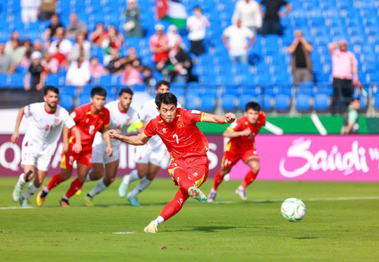 U23 Việt Nam - U23 Trung Quốc: Chờ Nguyễn Đ&igrave;nh Bắc tỏa s&aacute;ng - Ảnh 1.