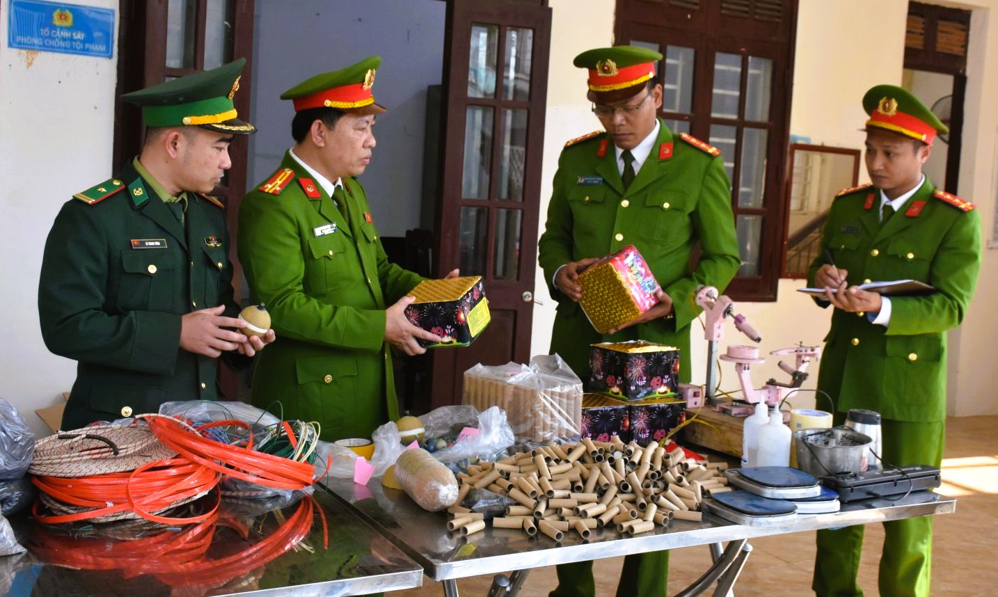 Hai anh em ruột ở Thanh H&oacute;a mở "c&ocirc;ng xưởng" sản xuất ph&aacute;o hoa tr&aacute;i ph&eacute;p - Ảnh 1.